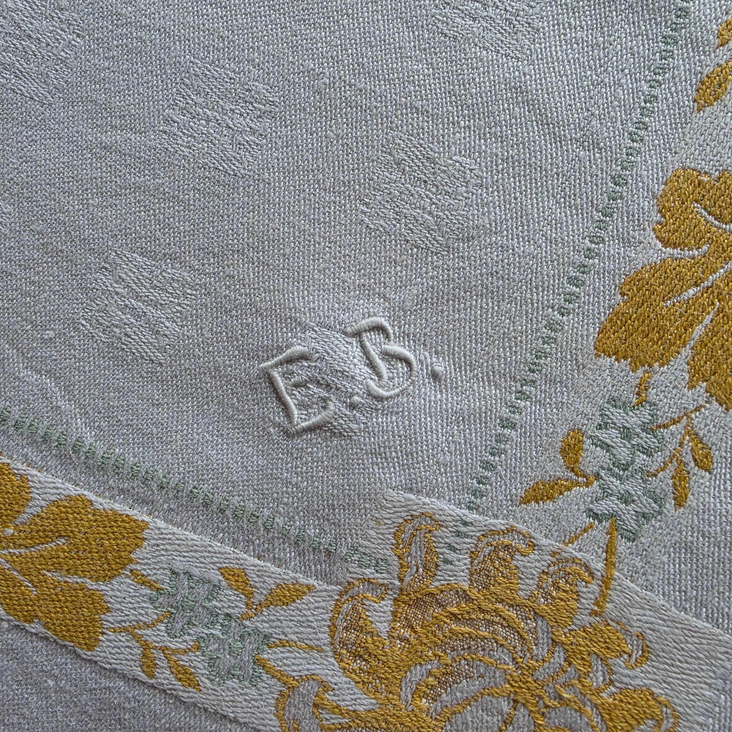Elegante Vintage-Stoffserviette Zierdeckchen mit floraler Stickerei - Monogramm E.B.