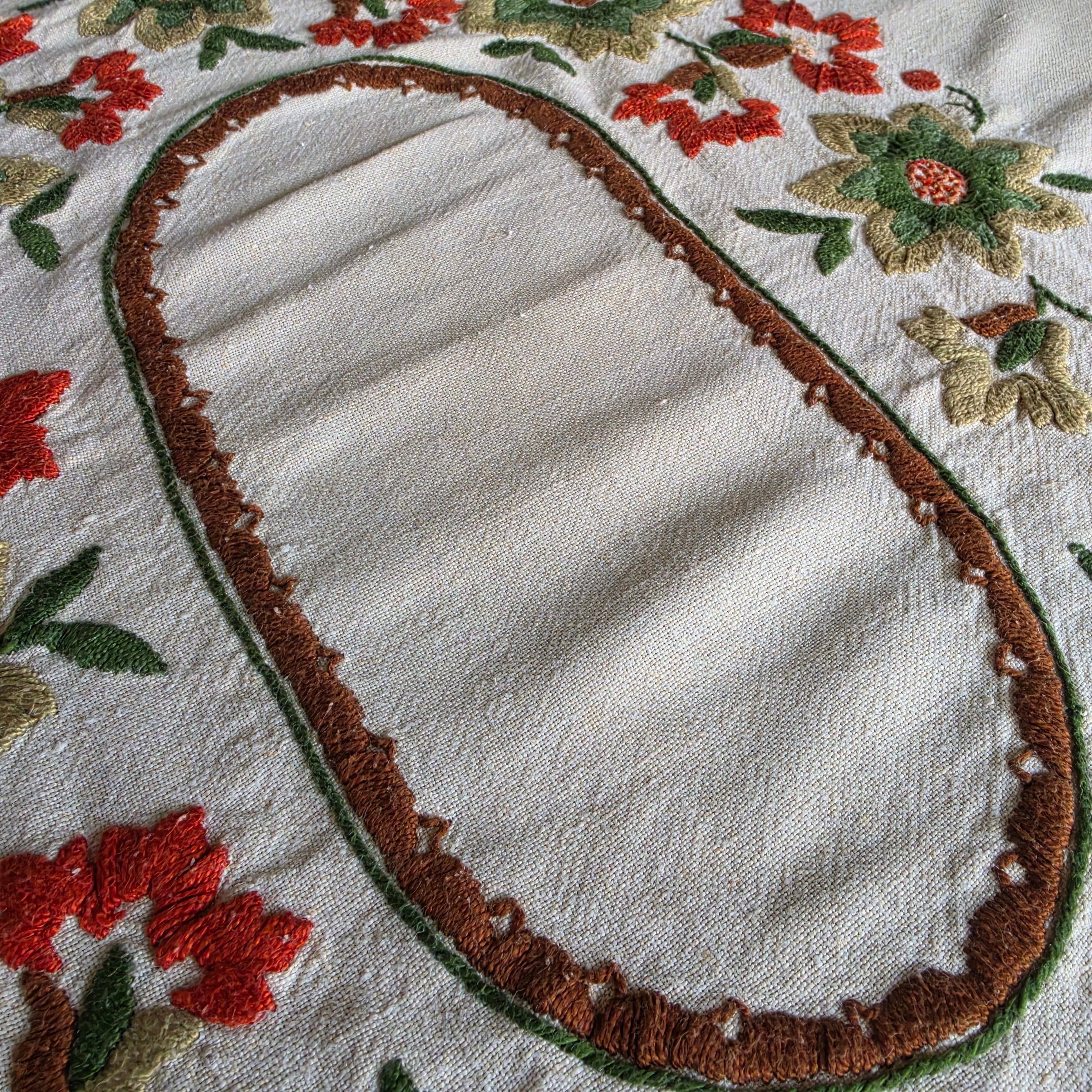 Vintage Leinen-Tischdecke Handgestickt - Rustikale Decke mit Floralem Kurbelstick-Muster 140x150cm