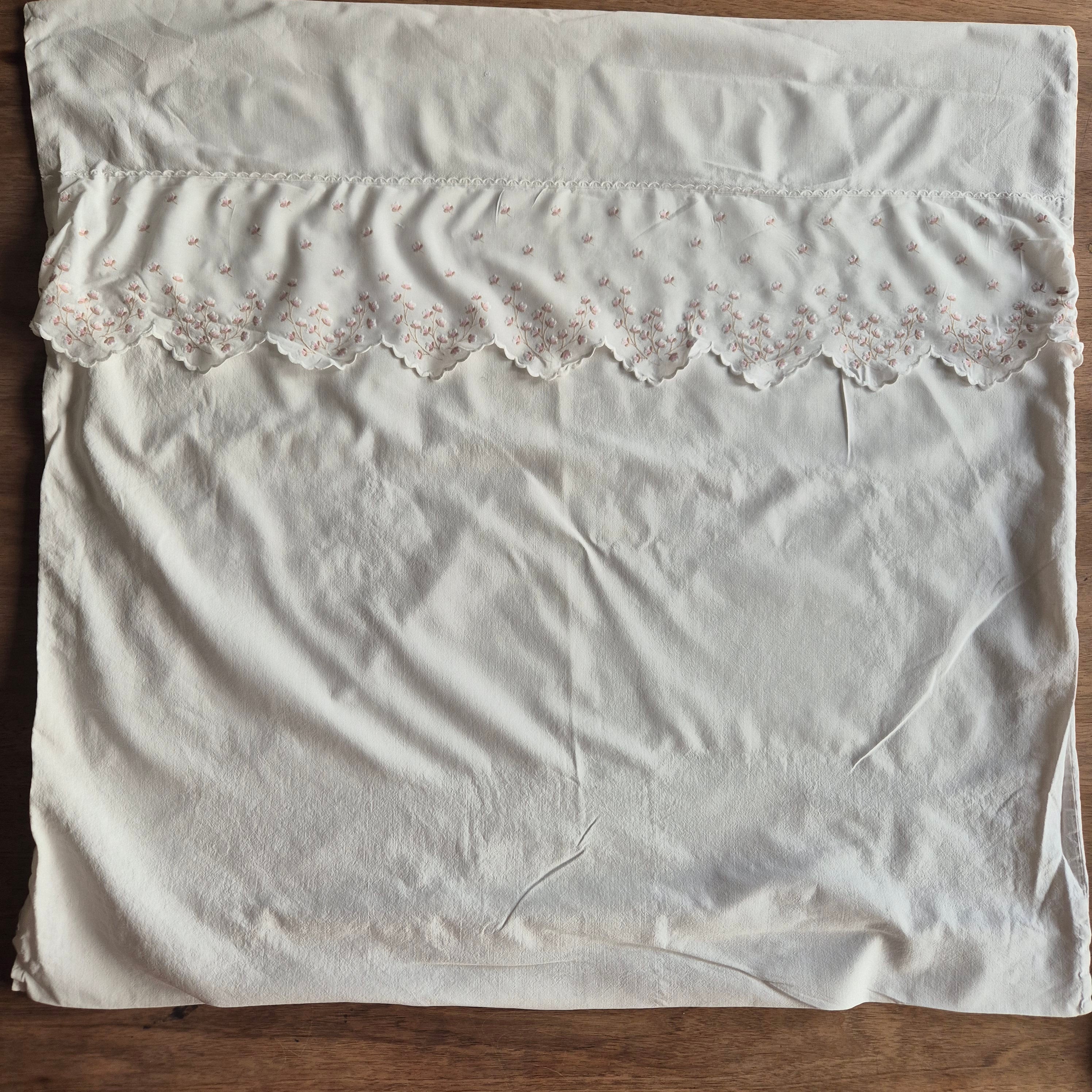 Antiker Kopfkissenbezug mit rosa Stickerein 70x70cm Baumwolle (unperfekt)
