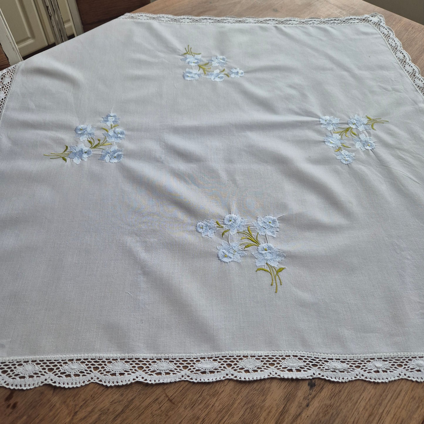 Vintage Tischdecke Baumwolle mit Blumenstickerei und durchbrochener Spitze 82x79cm