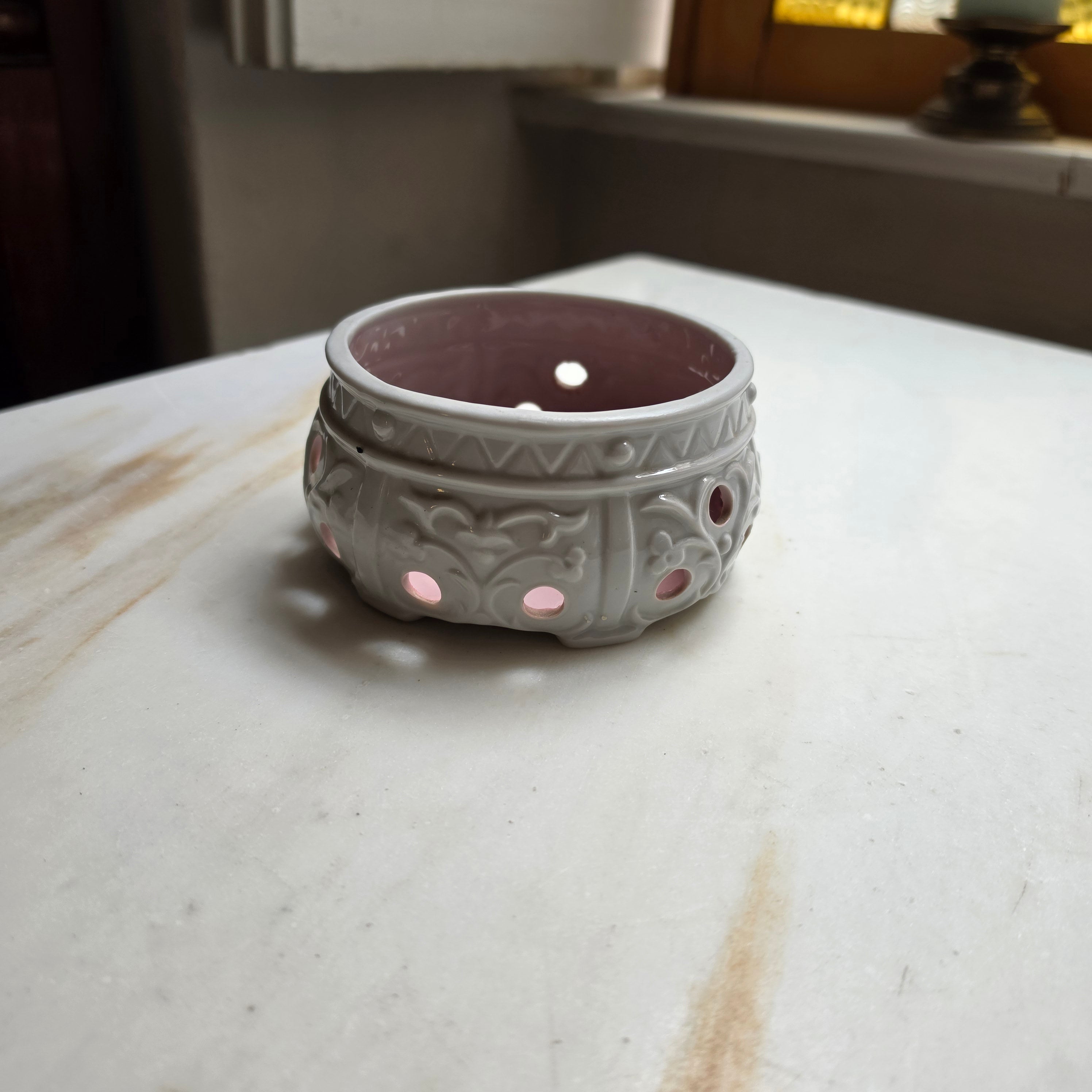 Vintage Keramik-Stövchen "Rosé Elegance" – Mit Reliefmuster & Zartrosa Innenlasur