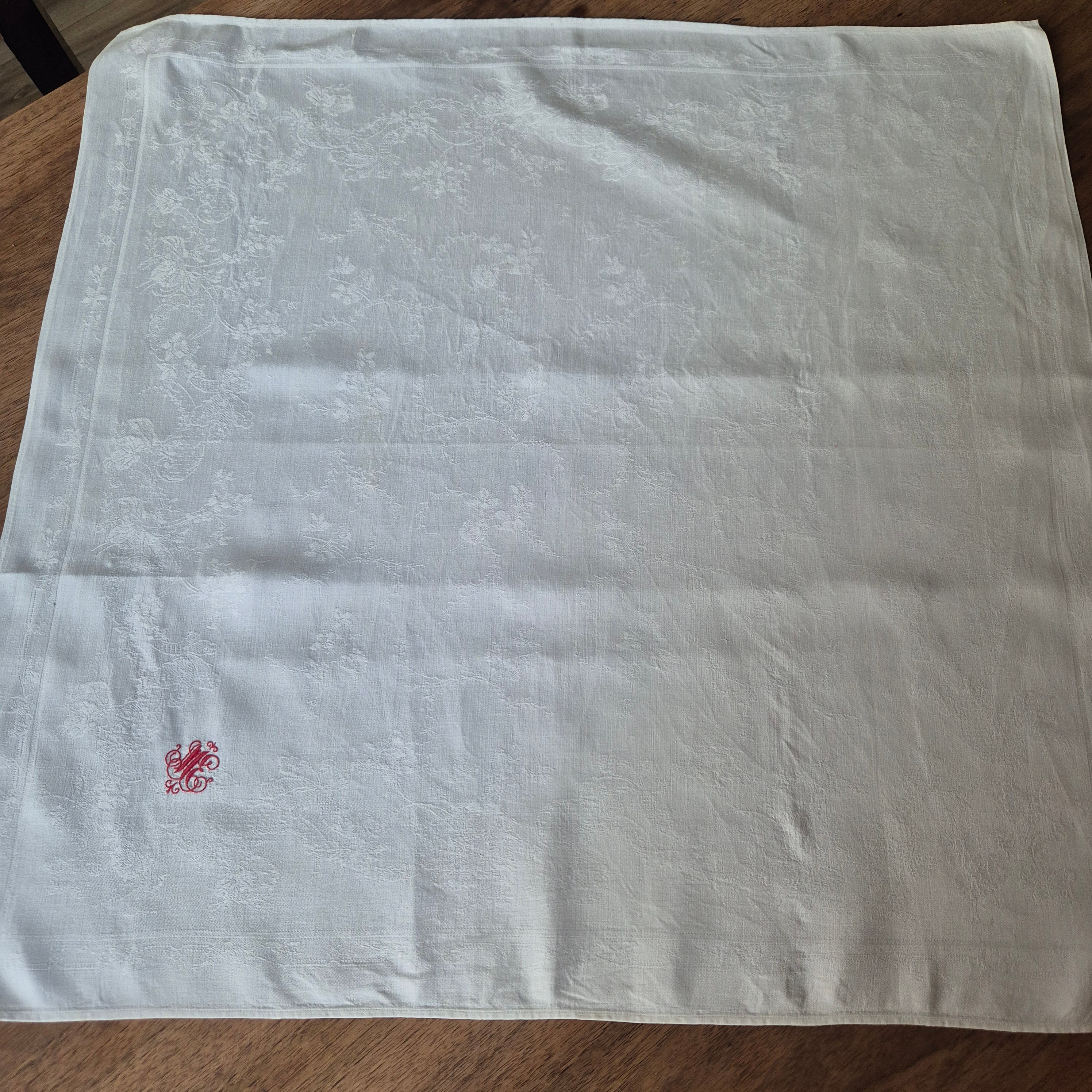 2x Antike Jugendstil Servietten/Mitteldecken rot bestickt weiß 62x62cm Monogramm M.E. Damast