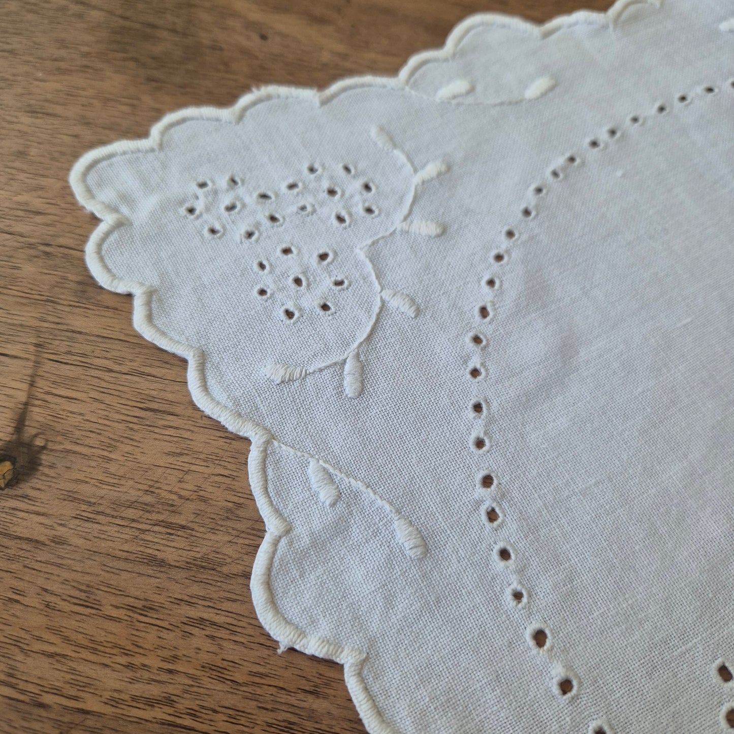 Antikes kleines Zierdeckchen weiß bestickt Schmetterling Baumwolle 35x35cm oval