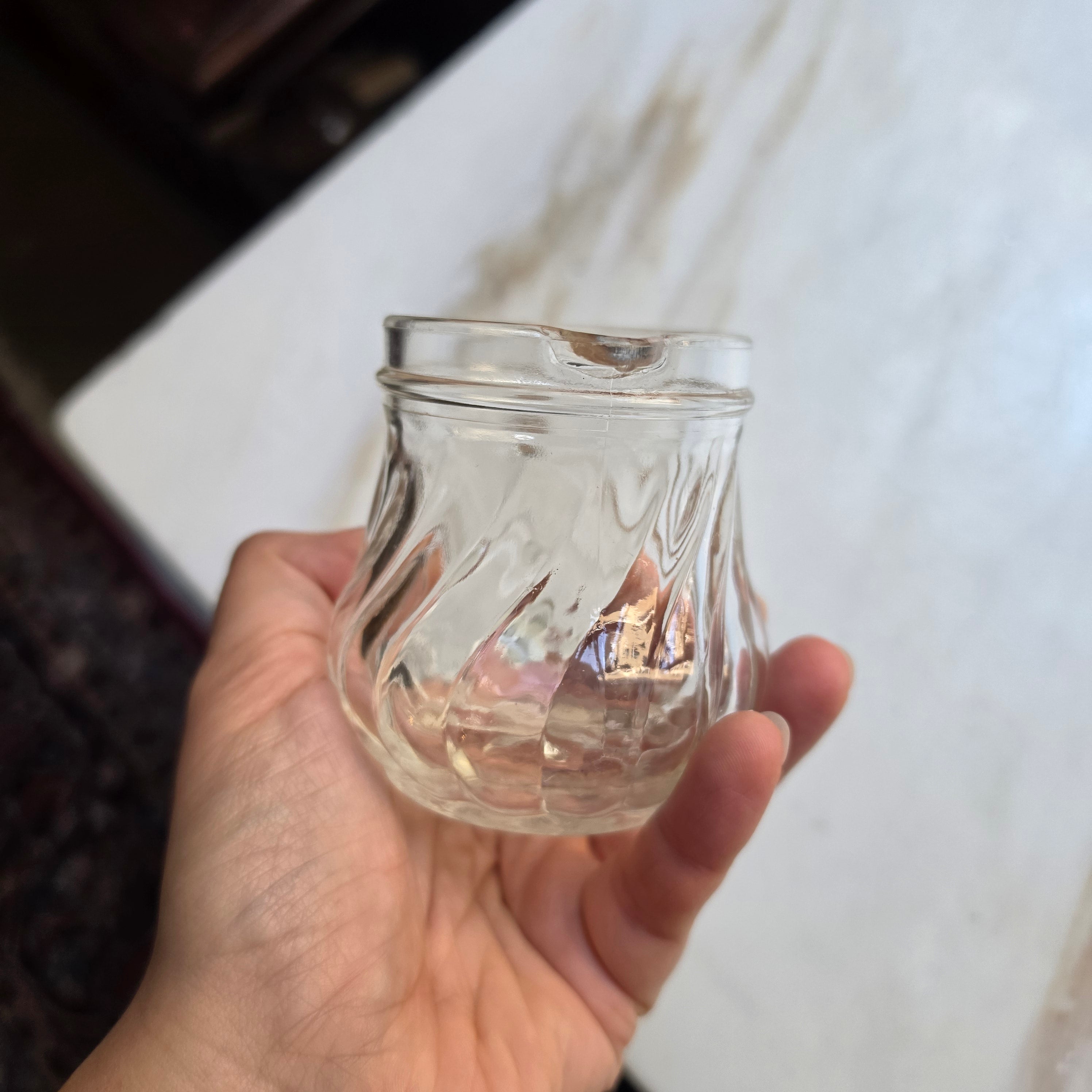 Kleines Vintage-Milchkännchen aus klarem Glas mit Spiraldruck und Sternboden