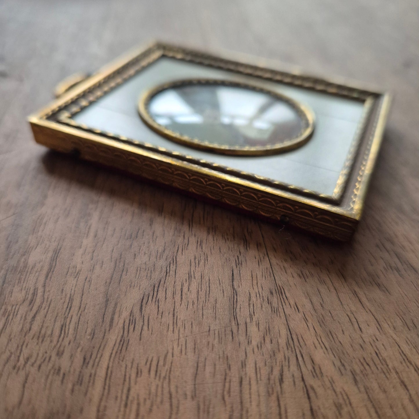 Antike viktorianische Miniaturmalerei / Lupenmalerei Porträt auf Bein / Porzellan Messing gerahmt