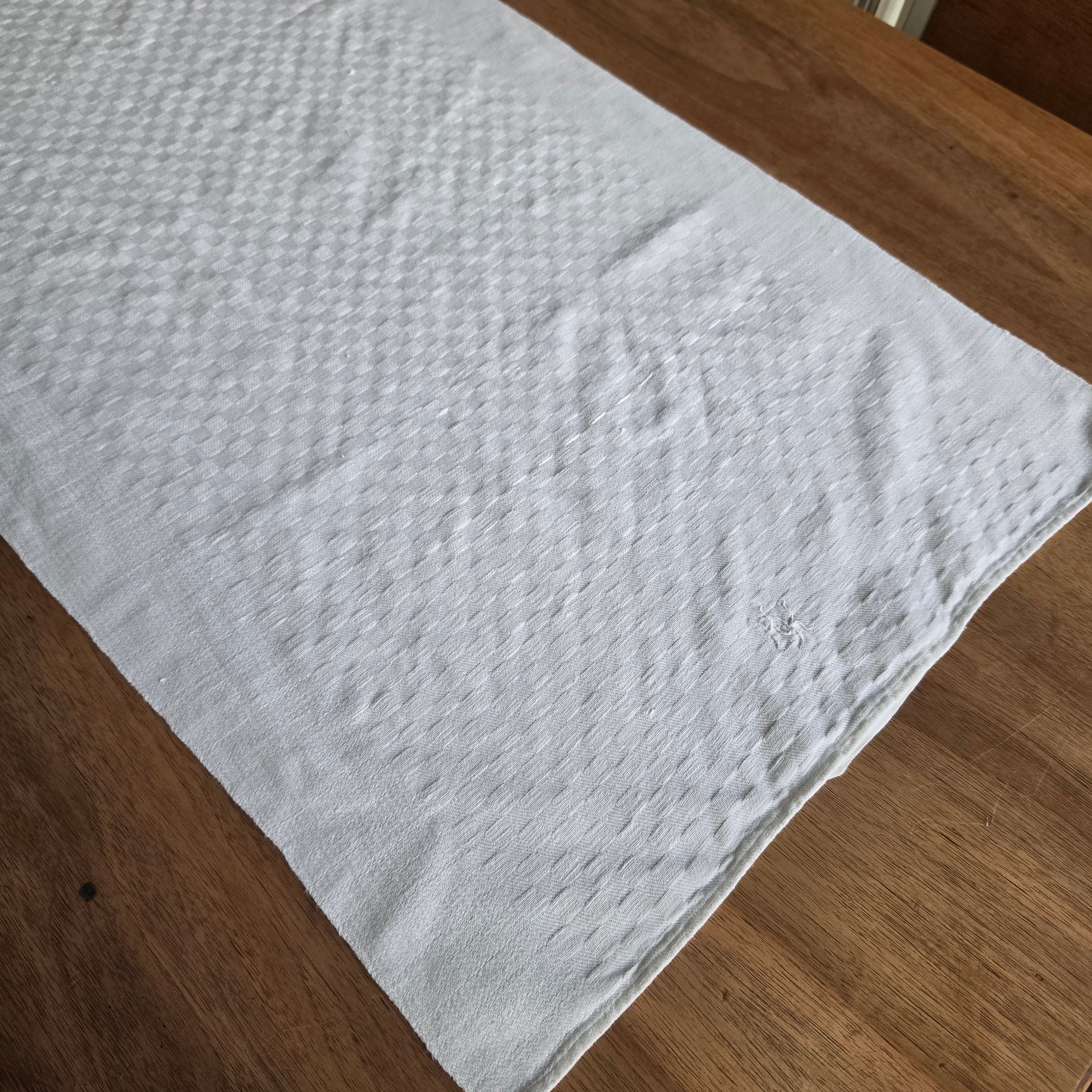 Antikes Leinen-Geschirrtuch mit Monogramm H.K. – Weißes Küchentuch mit Schachbrett-Struktur - 46x94cm