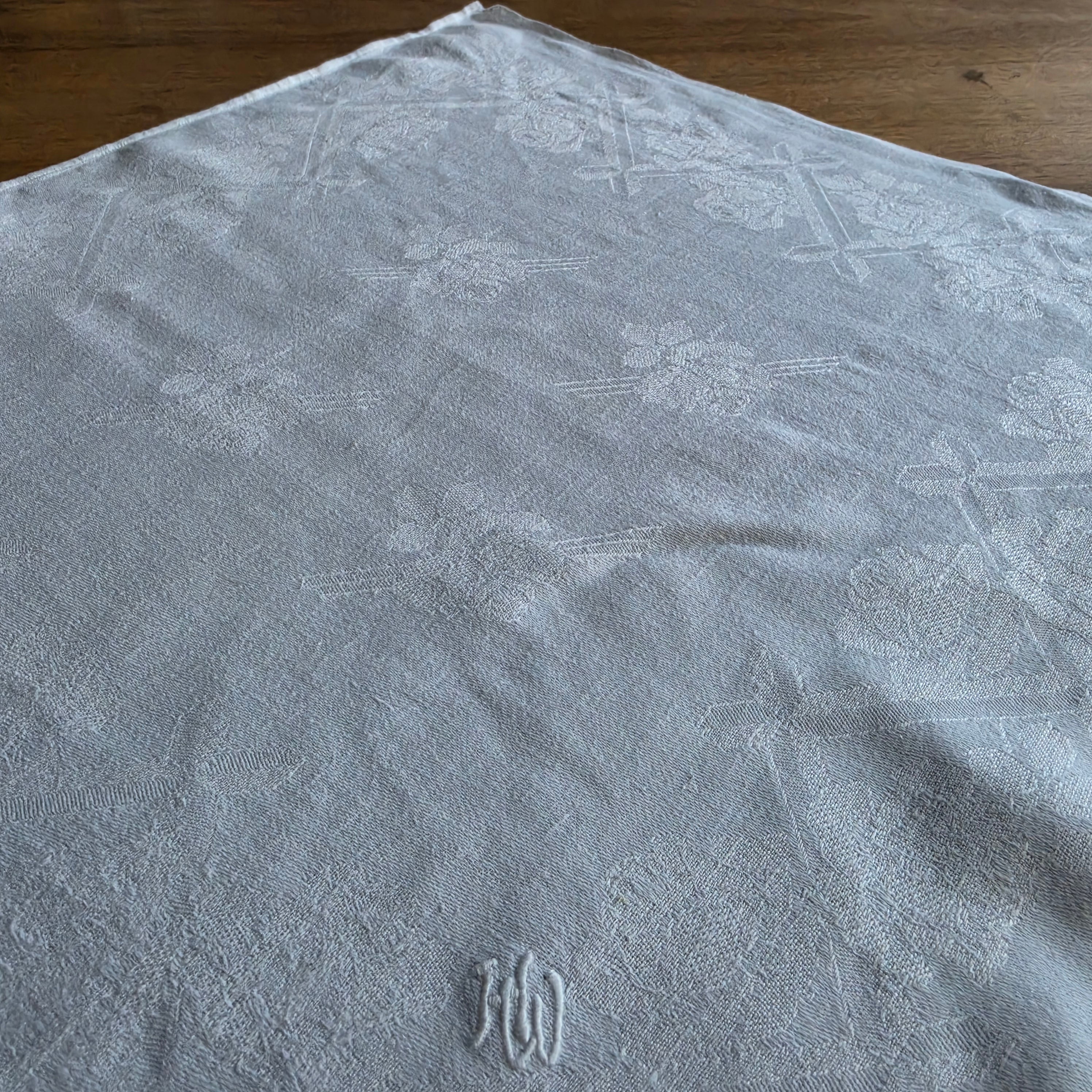Antike Damast-Stoffserviette mit kunstvollem Monogramm „H.W.“ – Reines Leinen/Halbleinen um 1900 - 45x48cm