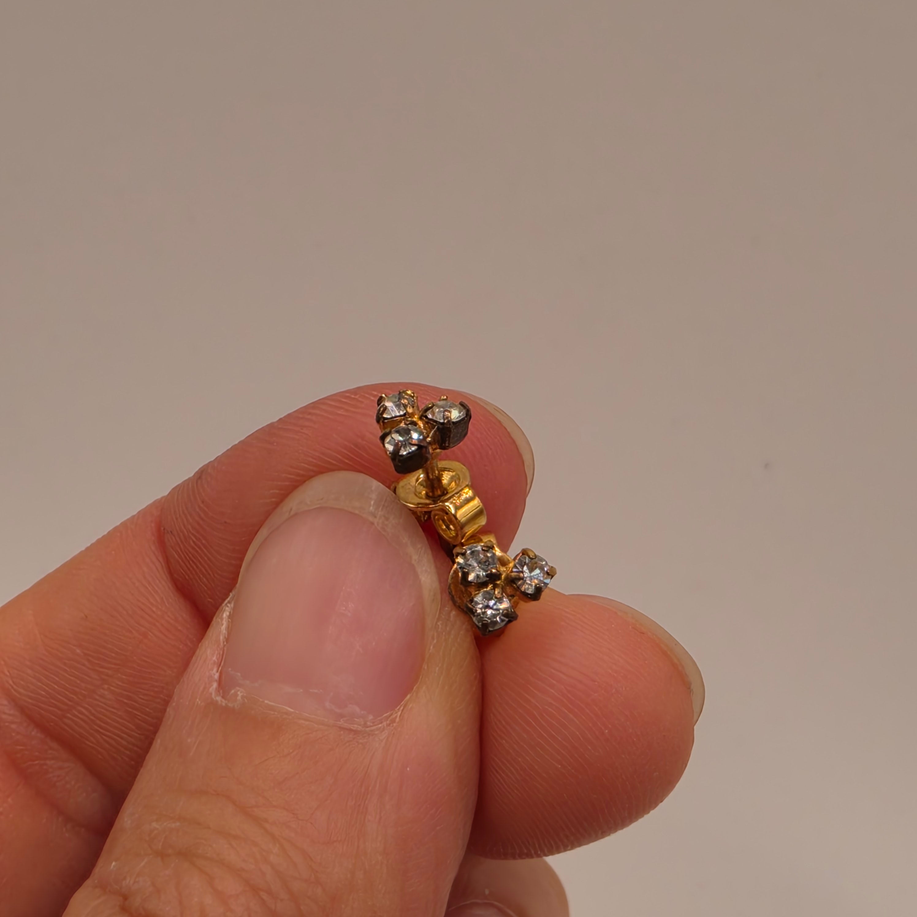 Elegante Vintage-Ohrstecker mit funkelndem Kleeblatt-Besatz