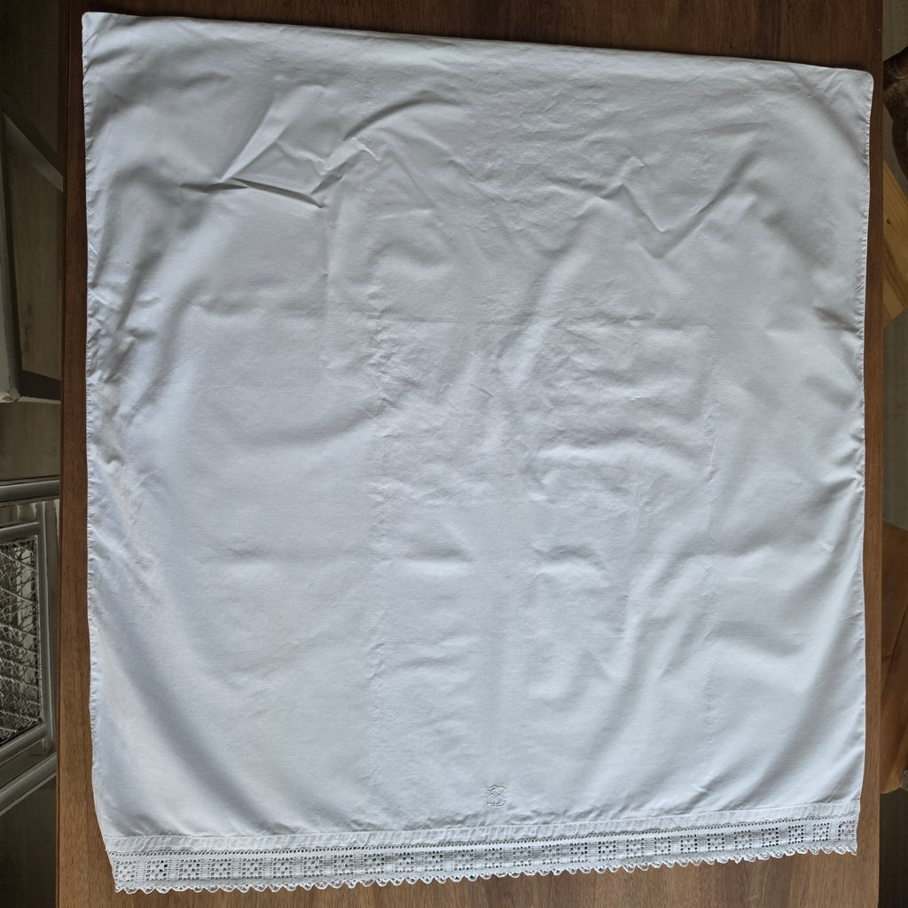 Antiker Baumwoll-Kissenbezug mit handgearbeiteter Klöppelspitze & Monogramm - Reine weiße Baumwolle 80x80cm