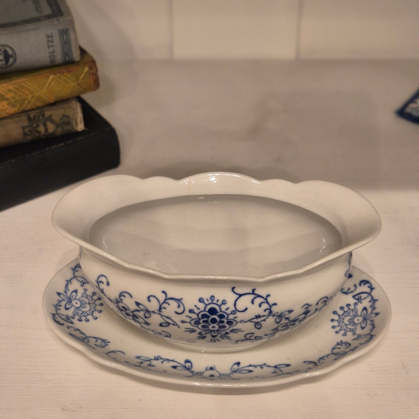 Antike Sauciere blau weiß mit festem Unterteller Porzellan Kalk in Eisenberg/Thüringen