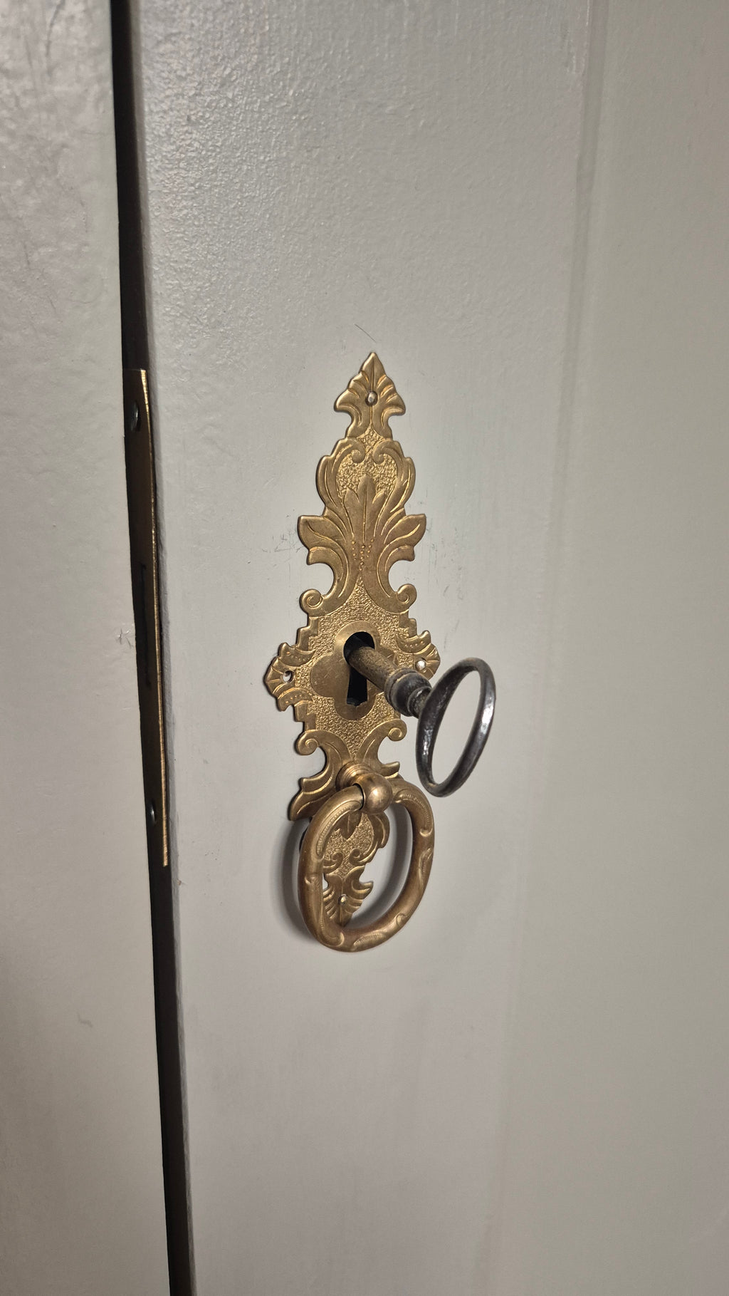 Reserviert für R.! Antiker Louis Phillipe Kleiderschrank von 1870 Graubeige 1-Türig