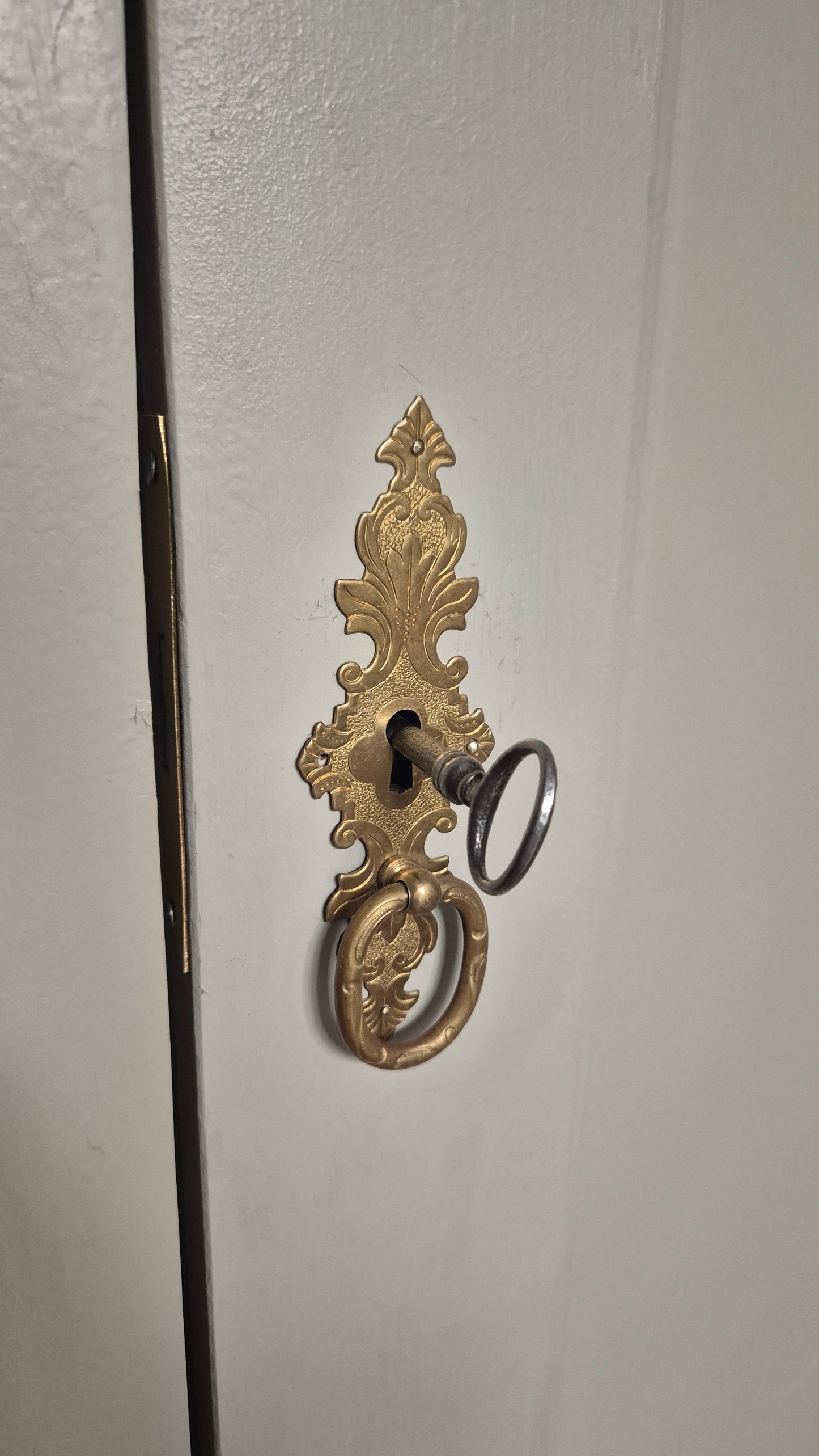 Reserviert für R.! Antiker Louis Phillipe Kleiderschrank von 1870 Graubeige 1-Türig