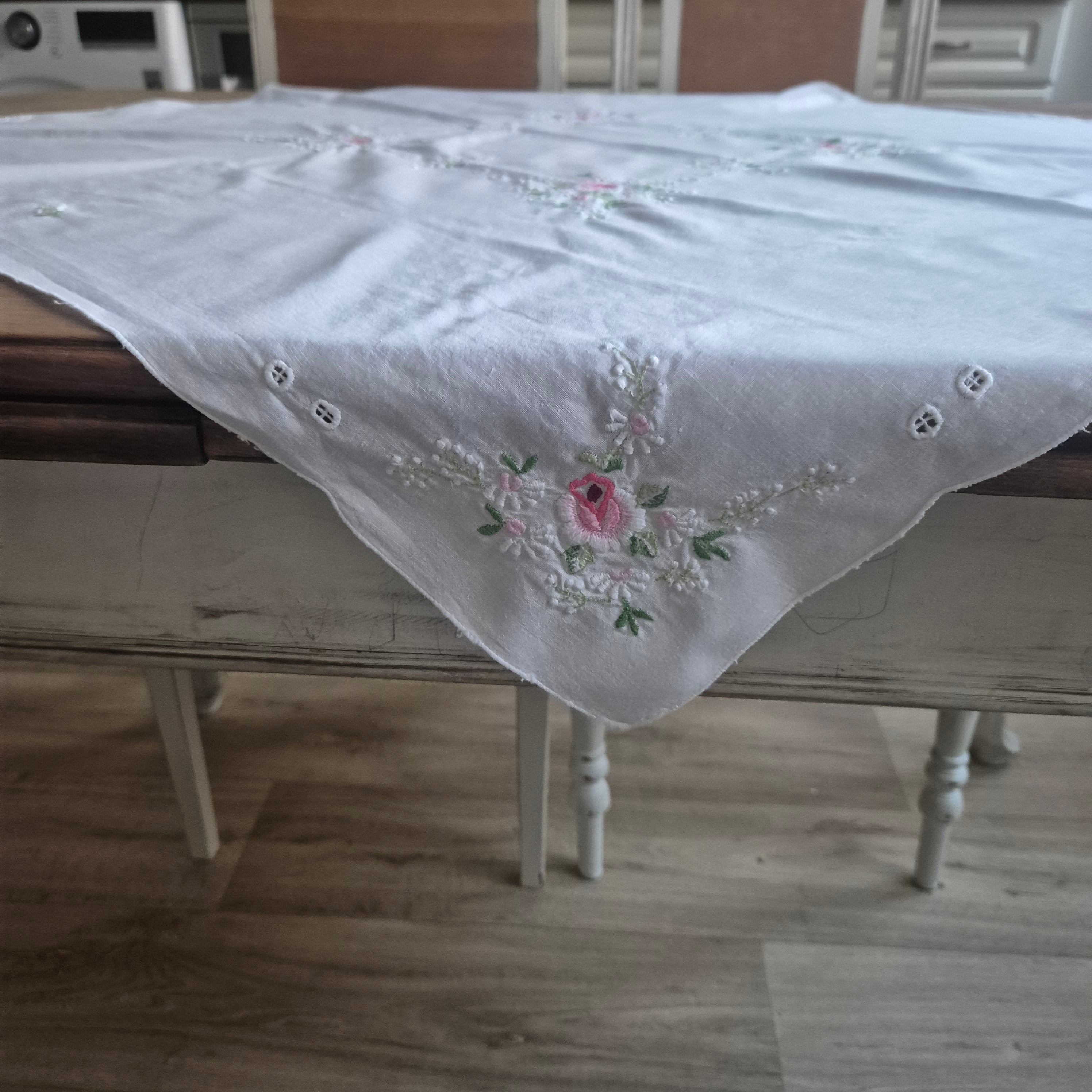 Vintage Tischdecke Baumwolle mit Blumenstickerei 84x88cm