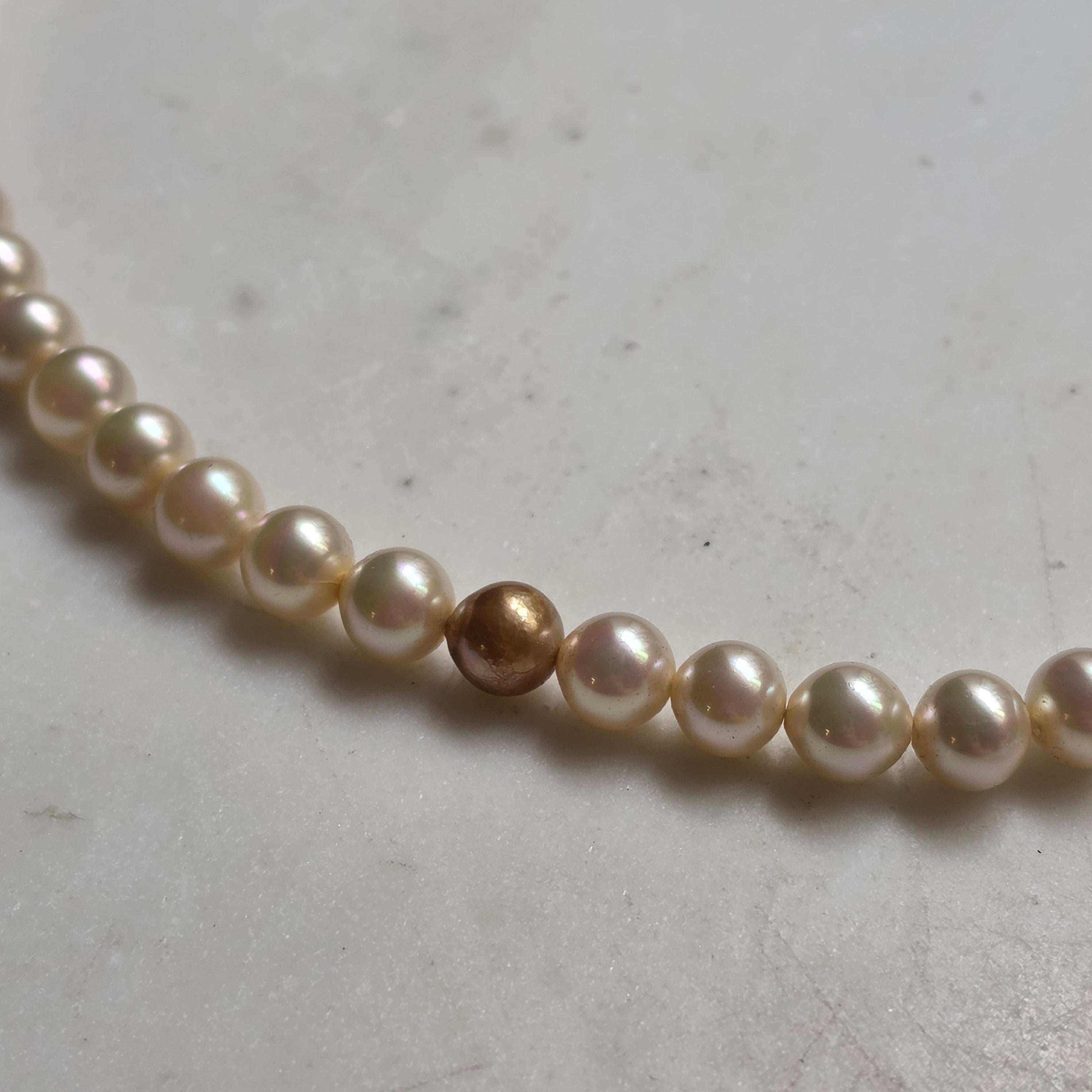 Elegante Perlenkette mit 835 Silber-Steckschloss – Shimmering Modeschmuck-Perlen mit bronzegoldenen Akzenten