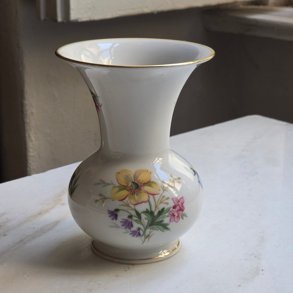 Vintage Weimar Porzellan Vase „Christa“ – Kleine Blumenvase mit Goldrand & Wildblumen-Dekor | Made in Germany