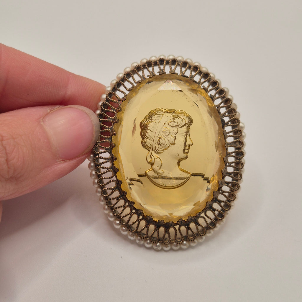 Große alte Glas Brosche mit Damenrelief Cameo Brosche Verschluss wackelig 5x6cm
