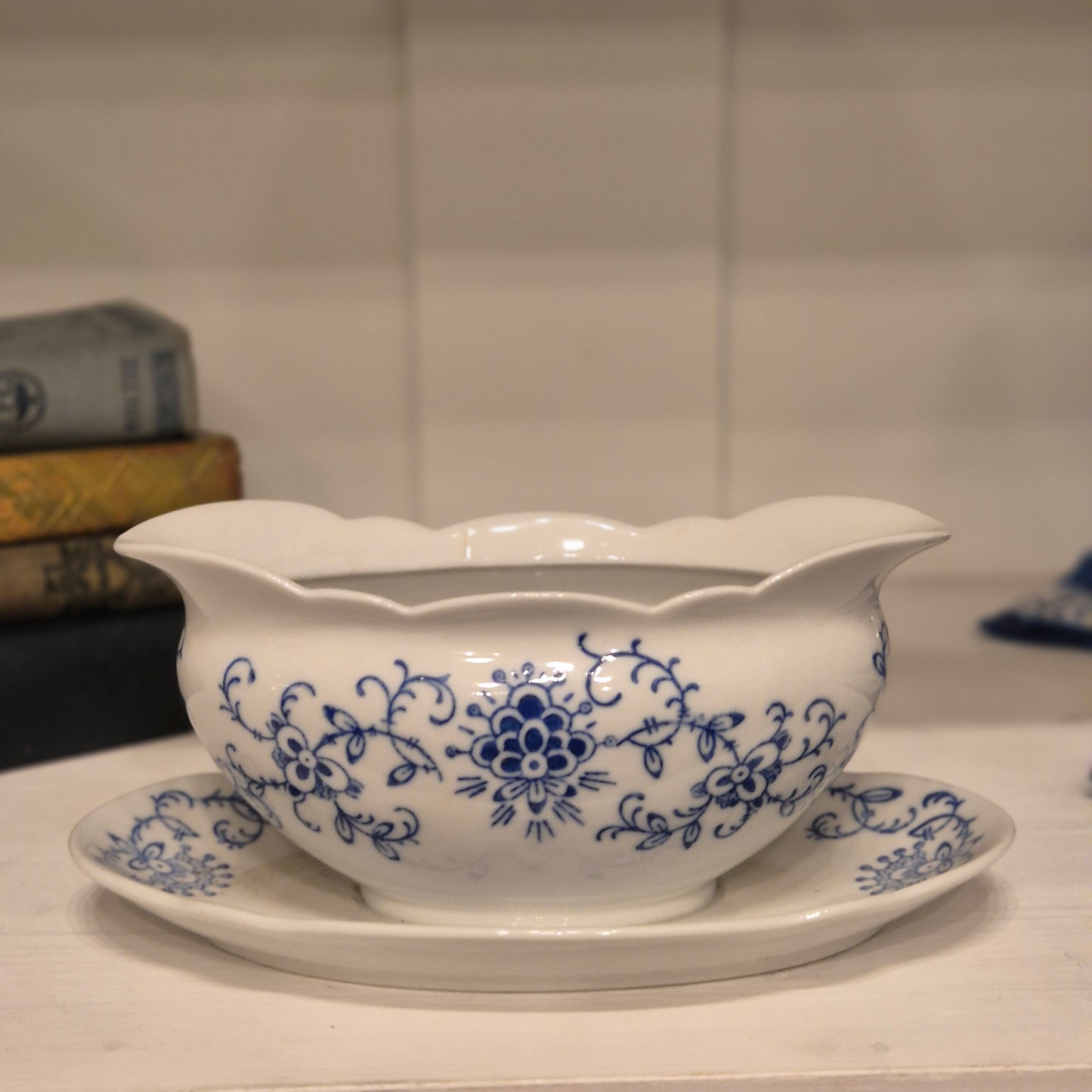 Antike Sauciere blau weiß mit festem Unterteller Porzellan Kalk in Eisenberg/Thüringen
