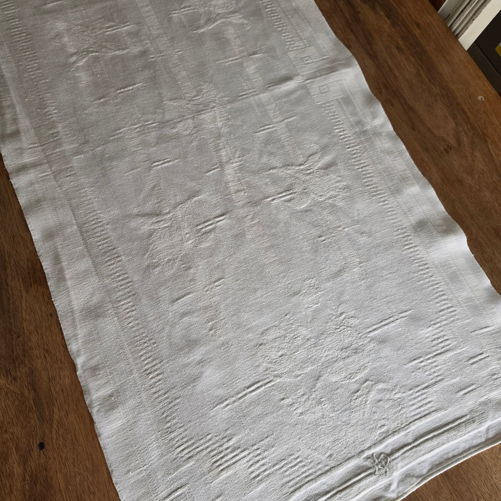 Edler Vintage Halbleinen-Tischläufer mit Damastmuster & Monogramm-Stickerei - 102x47cm H.P