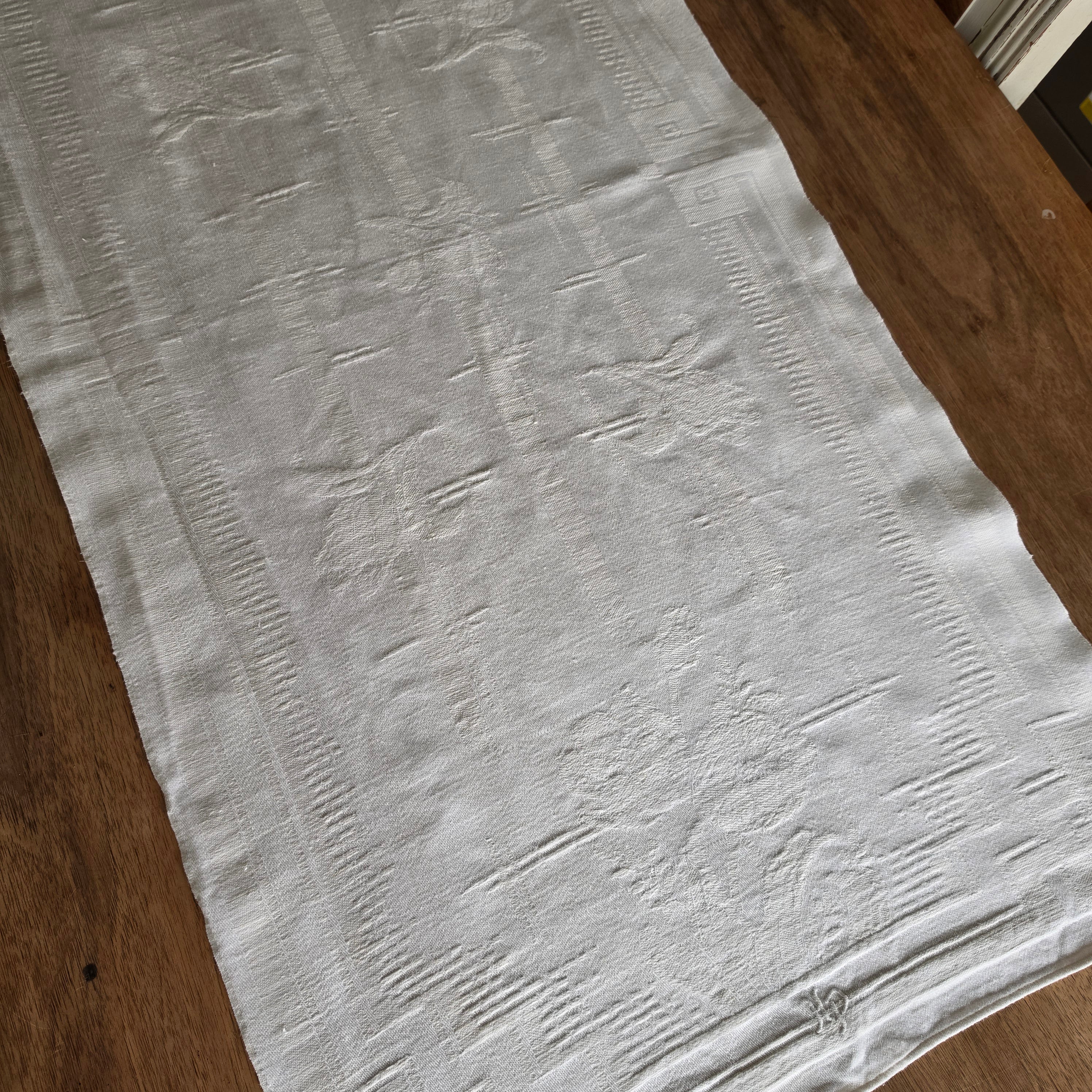 Edler Vintage Halbleinen-Tischläufer mit Damastmuster & Monogramm-Stickerei - 102x47cm H.P