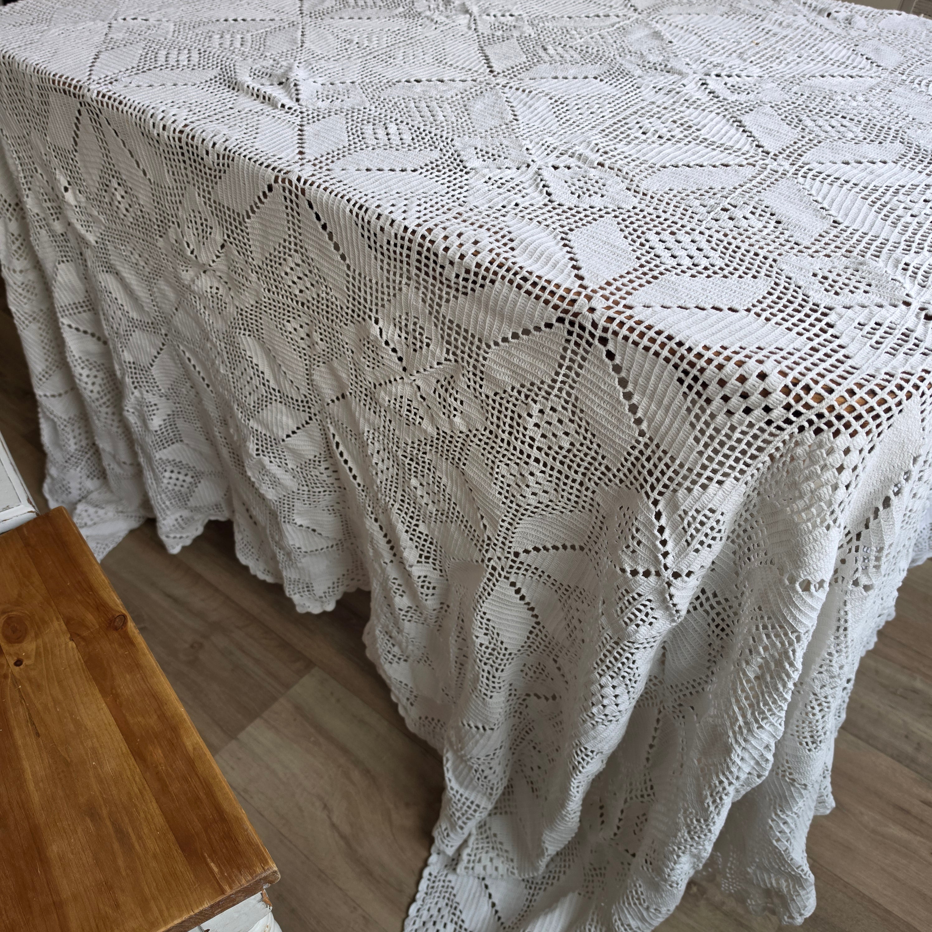 Große Vintage Häkeldecke Weiß - Handgearbeitete Filethäkel-Tischdecke Boho-Chic 235x250cm