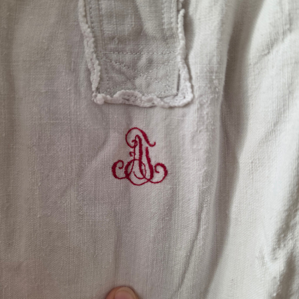 Antikes Nachthemd aus festem Leinen – Handgesticktes Jugendstil-Monogramm (A.J. oder A.I.