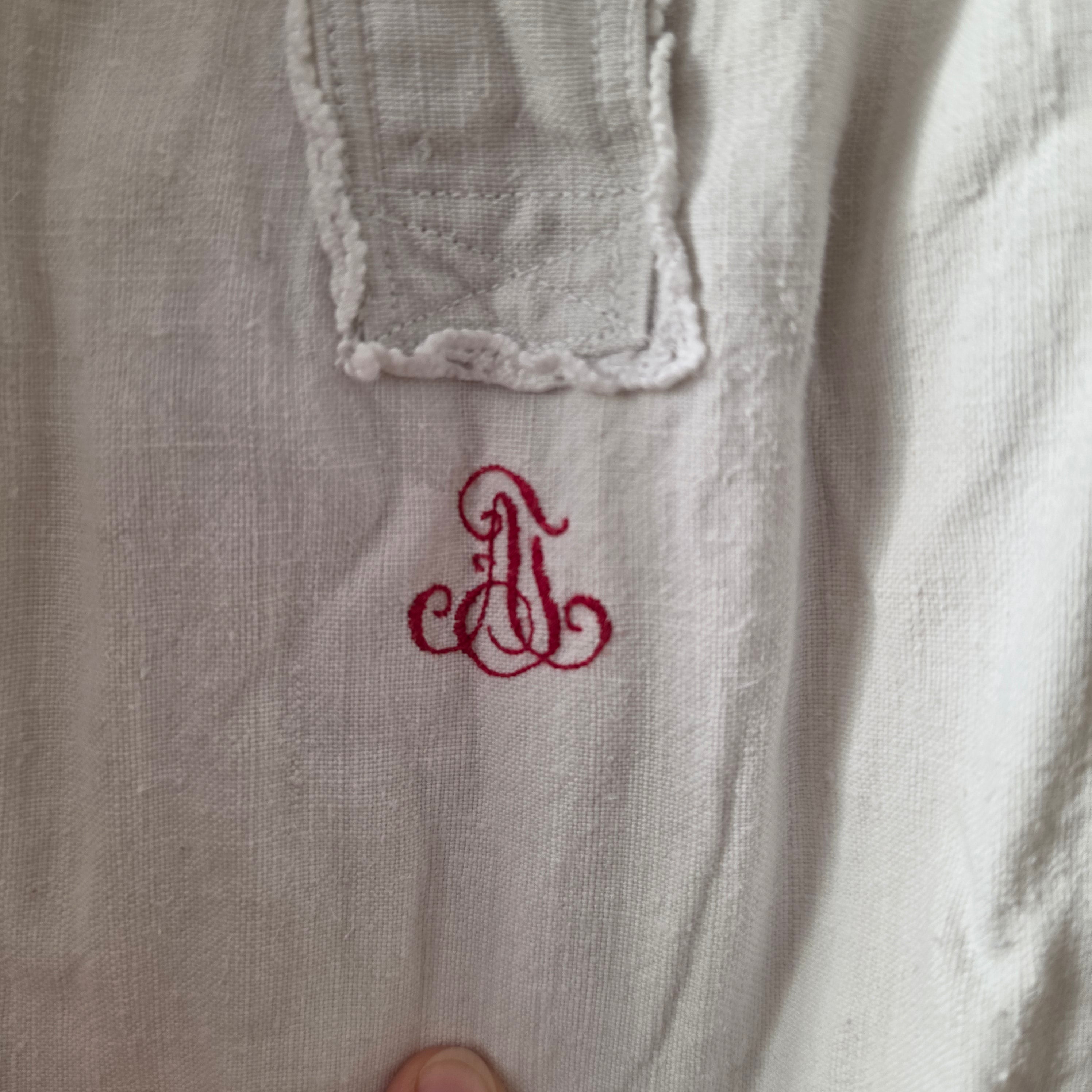Antikes Nachthemd aus festem Leinen – Handgesticktes Jugendstil-Monogramm (A.J. oder A.I.