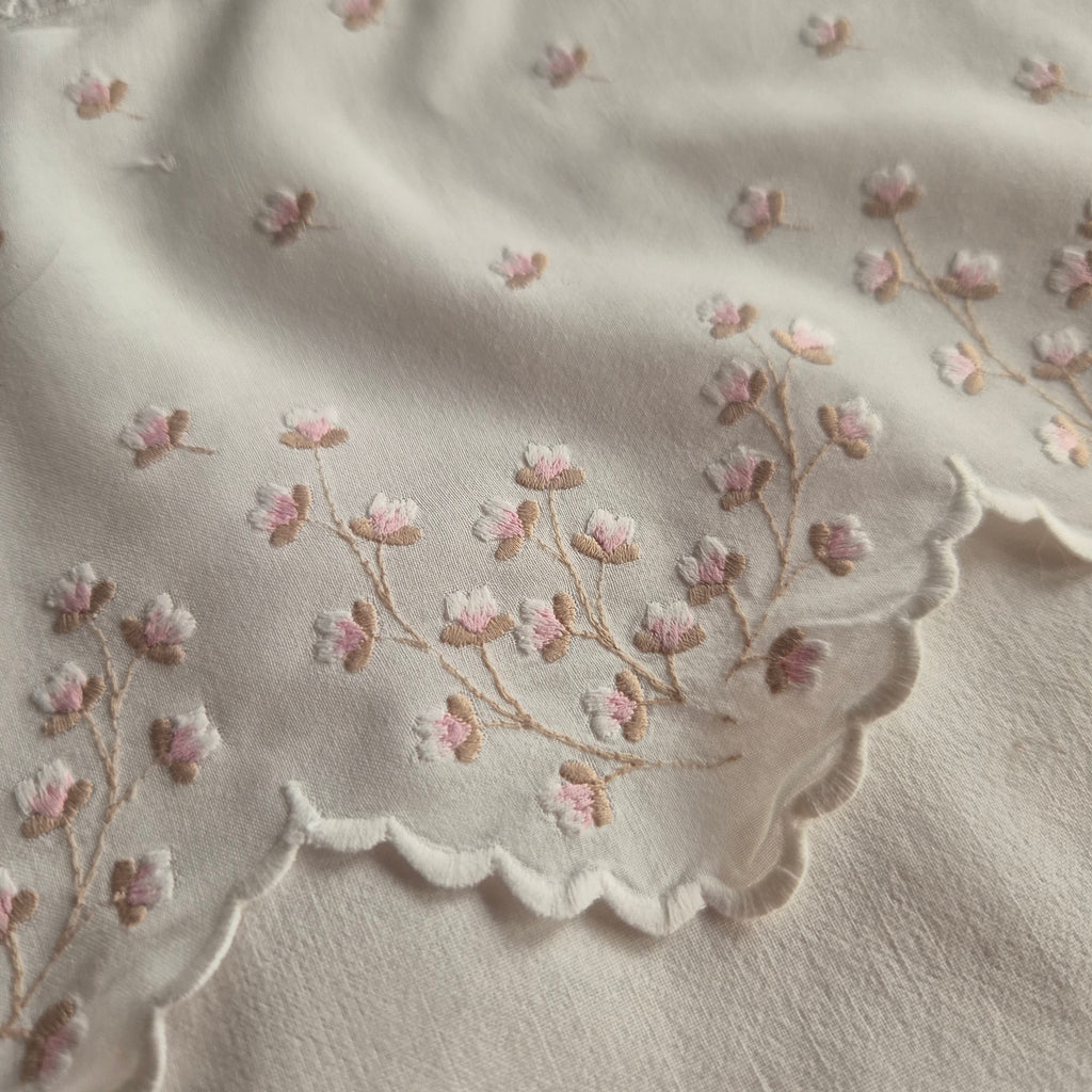 Antiker Kopfkissenbezug mit rosa Stickerein 70x70cm Baumwolle (unperfekt)