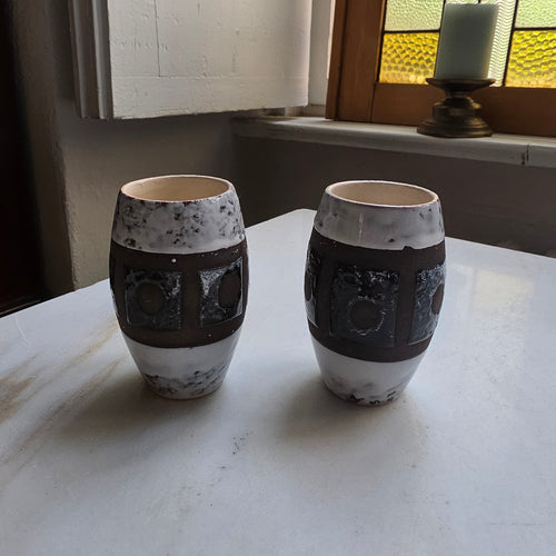 2x Alte Vintage Keramik Becher Mate oder als kleine Vasen braun beige
