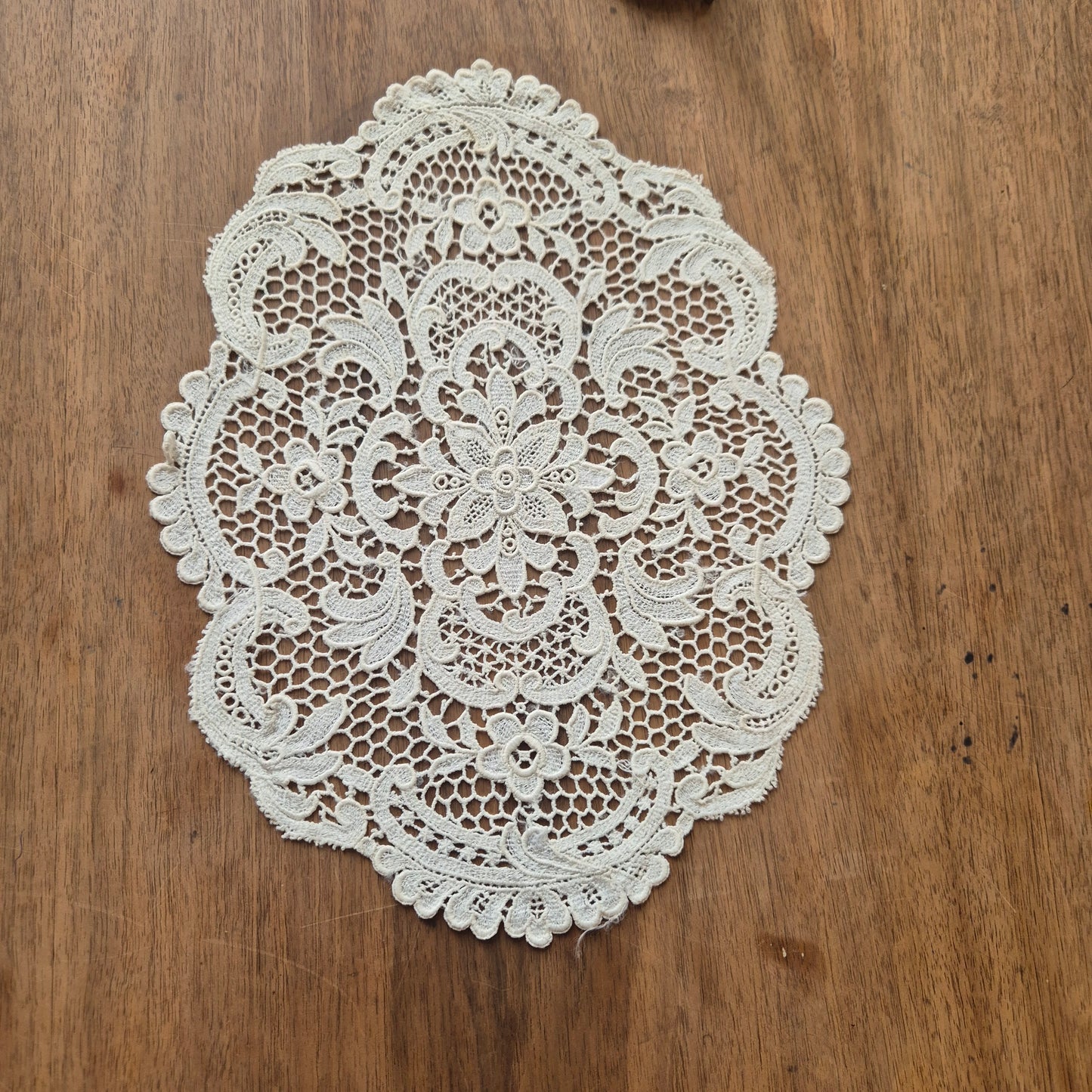Antikes kleines Zierdeckchen creme gehäkelt geklöppelt Baumwolle 27x35cm oval