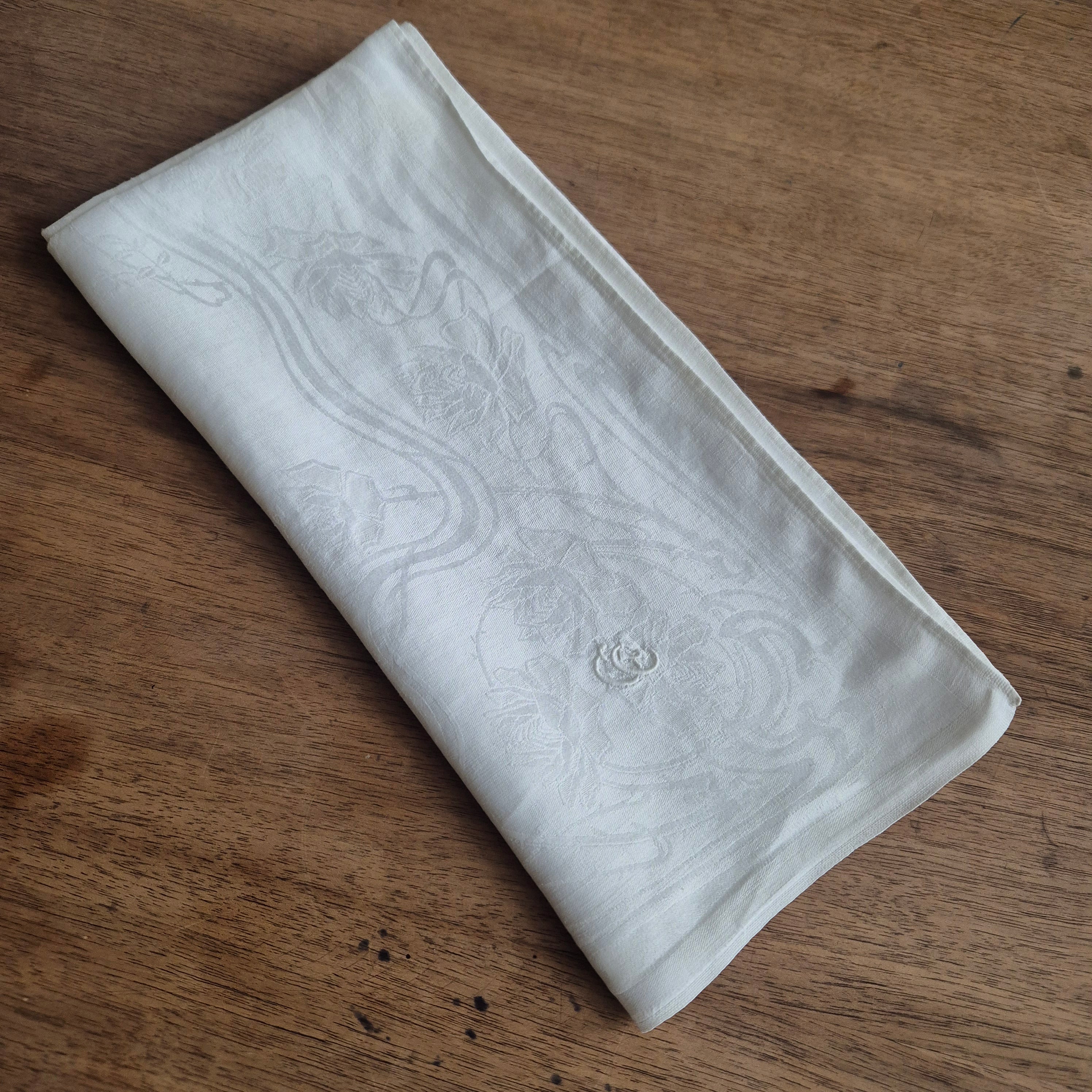 Antike Jugendstil Serviette/Mitteldecke weiß 64x64cm Damast Blumen Stockflecken Monogramm G.C.