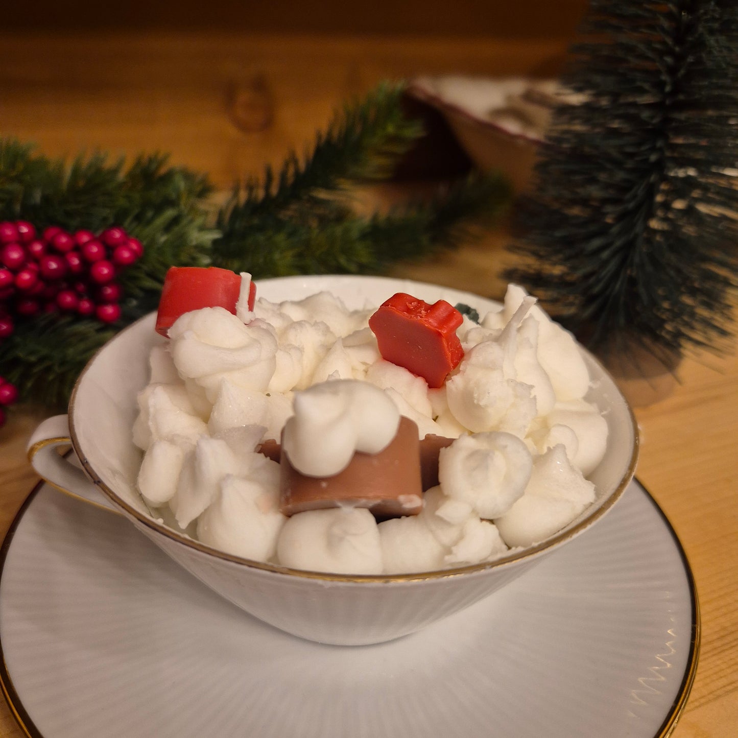 Handgemachte Sojawachskerze Weihnachtesgeschenk badender Lebkuchen Sahne Dessert in Antiker Porzellan Suppentasse von Seltmann Weiden