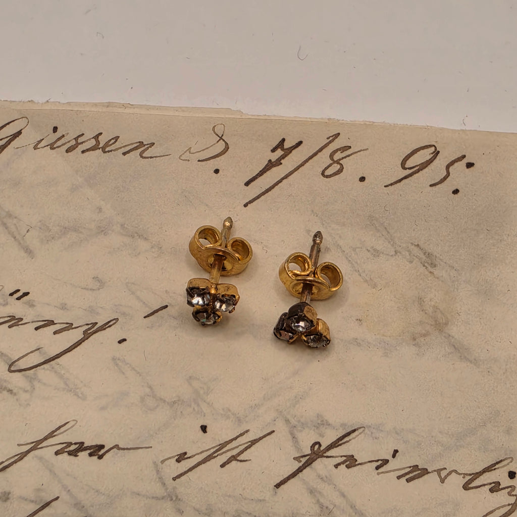 Elegante Vintage-Ohrstecker mit funkelndem Kleeblatt-Besatz