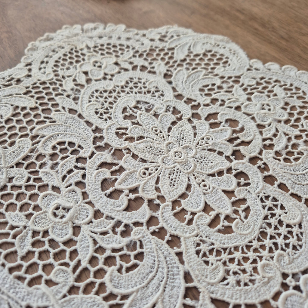 Antikes kleines Zierdeckchen creme gehäkelt geklöppelt Baumwolle 27x35cm oval