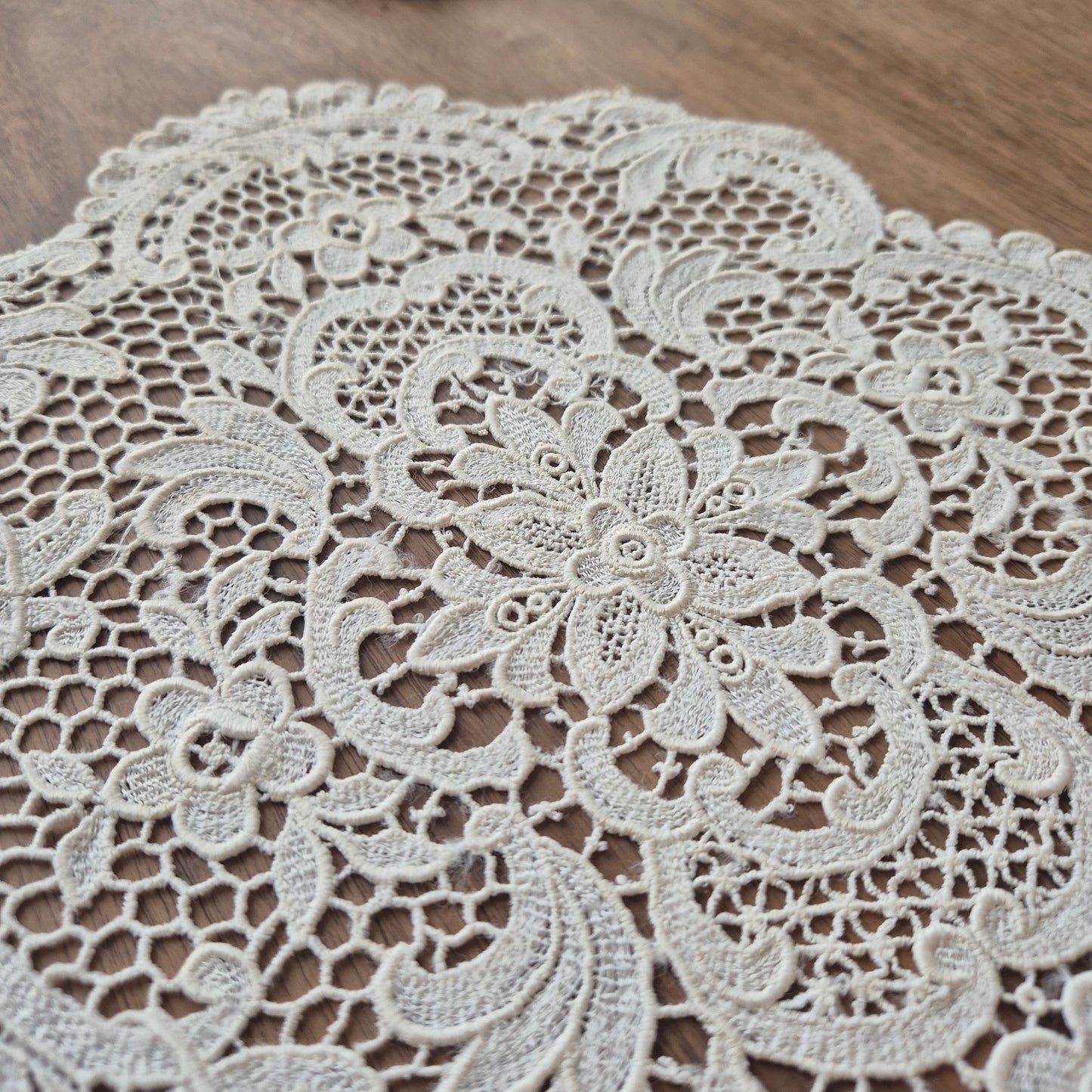 Antikes kleines Zierdeckchen creme gehäkelt geklöppelt Baumwolle 27x35cm oval