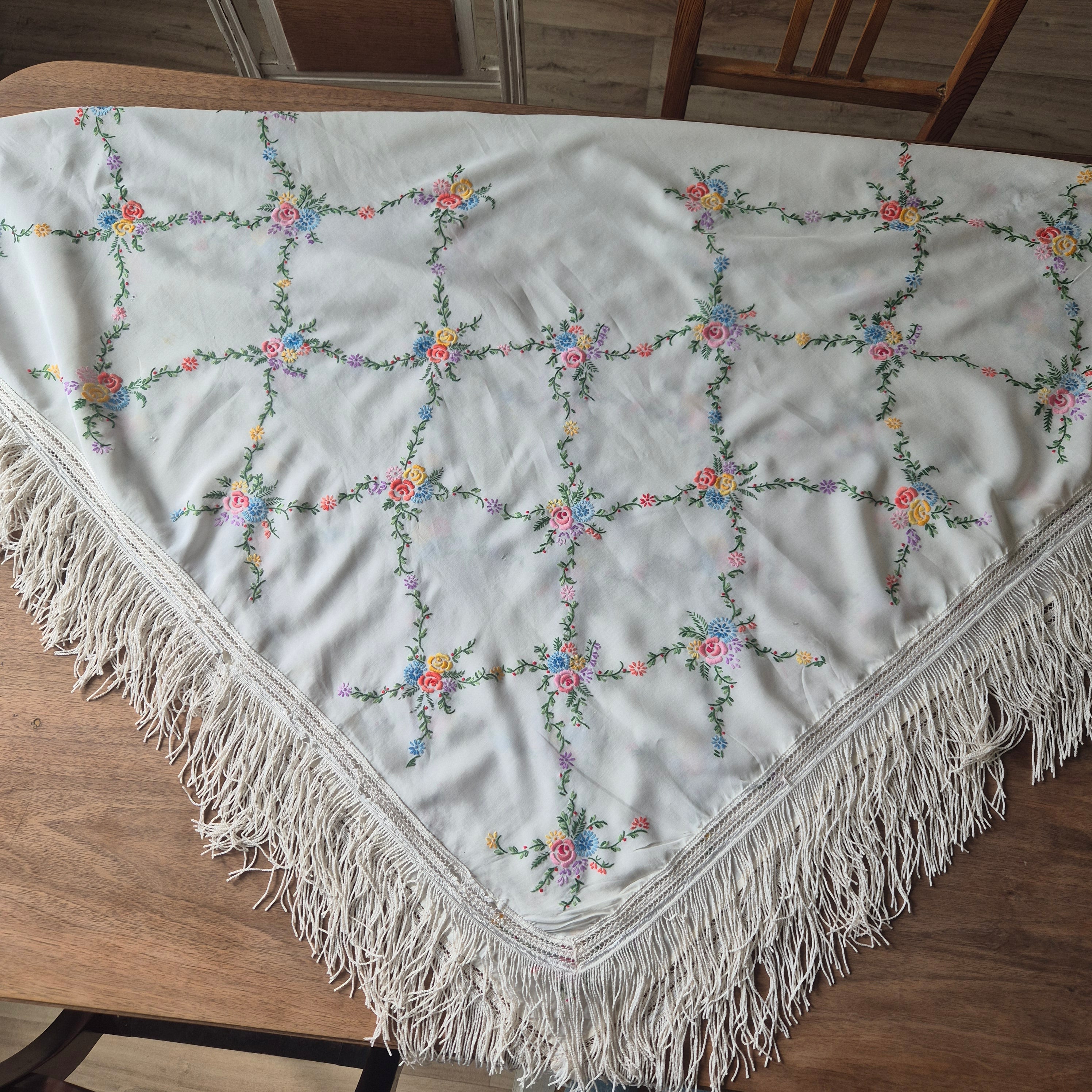 Deutsches Klaviertuch Schultertuch Vintage Antik 1950er bestickt mit Blumen Klavierschal 110x115cm weiß 🤍