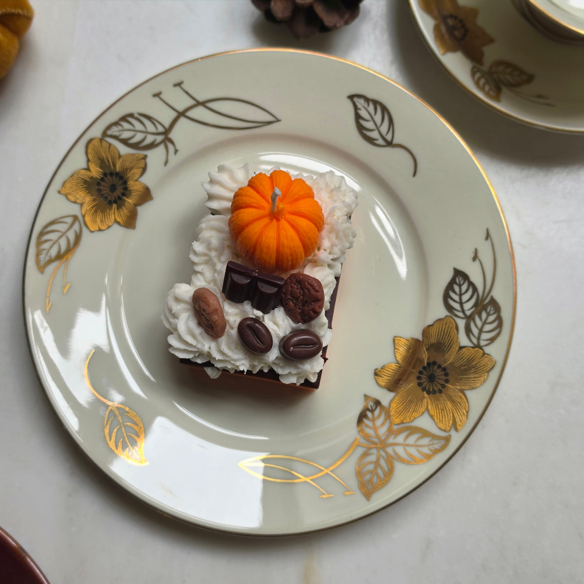 Handgemachte Sojawachs-Kerze „Pumpkin Coffee Pie Slice“ - Herbstliche Dessert-Kerze