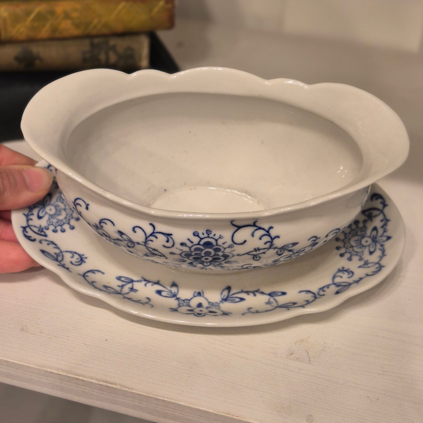 Antike Sauciere blau weiß mit festem Unterteller Porzellan Kalk in Eisenberg/Thüringen