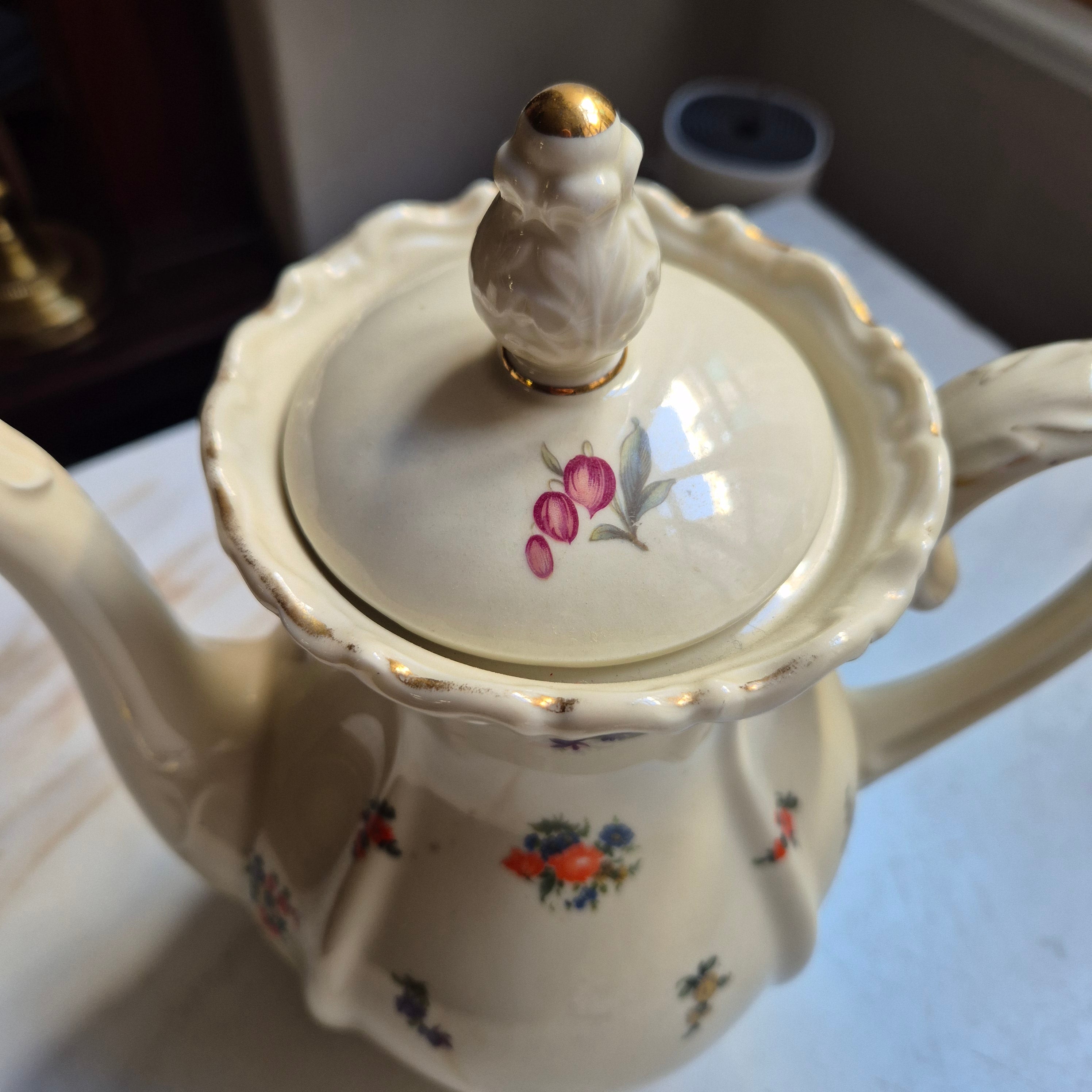 Antike Porzellan Tee oder Kaffeekanne von Kurmark elfenbeinfarbe