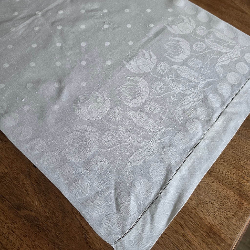 Vintage Damast-Tischläufer / Paradehandtuch mit Jugendstil-Tulpenmuster & Monogramm „H.W.“