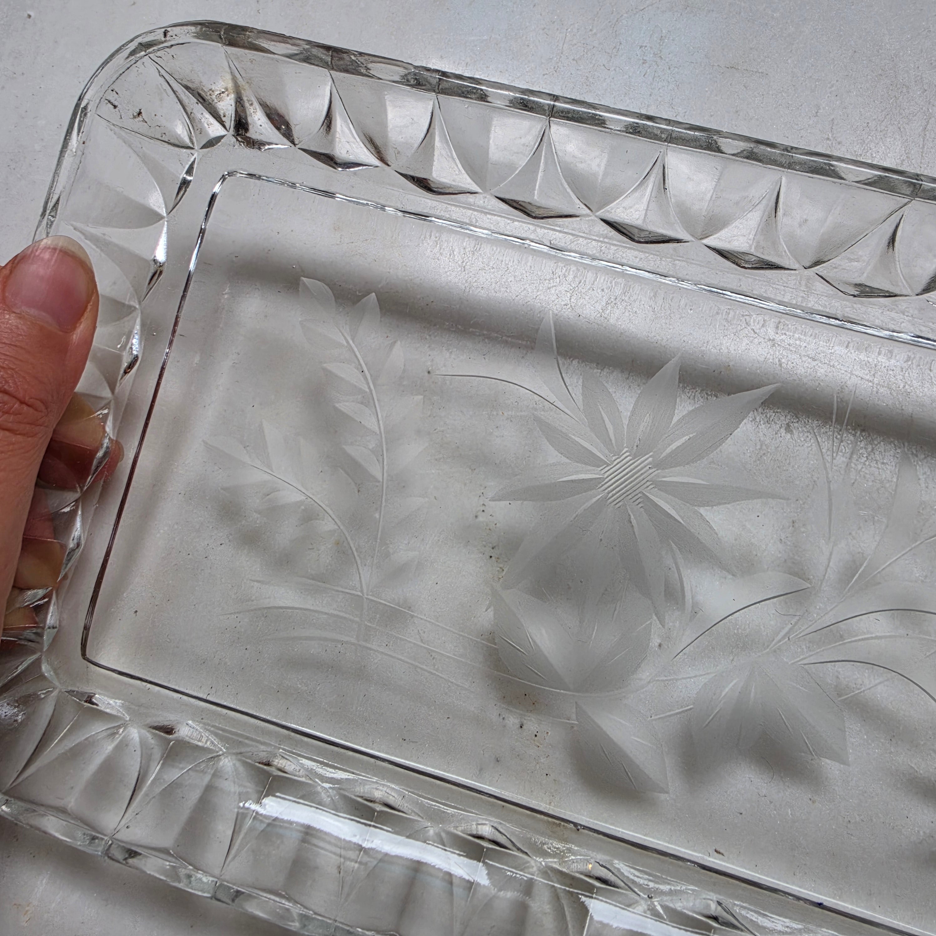Vintage Glas-Anrichteplatte mit Blumen- & Ähren-Schliff – Längliche Servierschale - Kuchentablett aus Pressglas