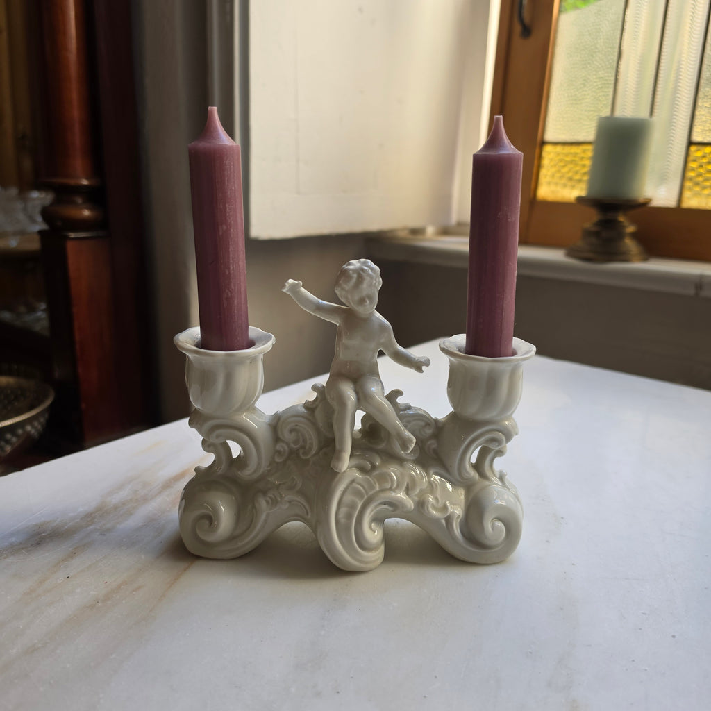 Antiker 2-flammiger Porzellan-Kerzenhalter mit Engel - Putte – Rococo-Stil