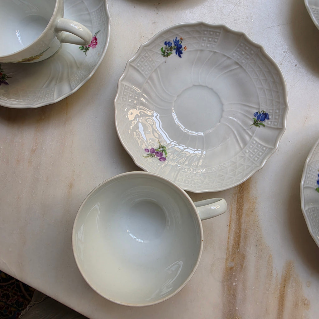 6x Antike Hutschenreuther Porzellan Tassen mit Untertassen mit Blumenmotiv Reliefrand Tee Kaffee