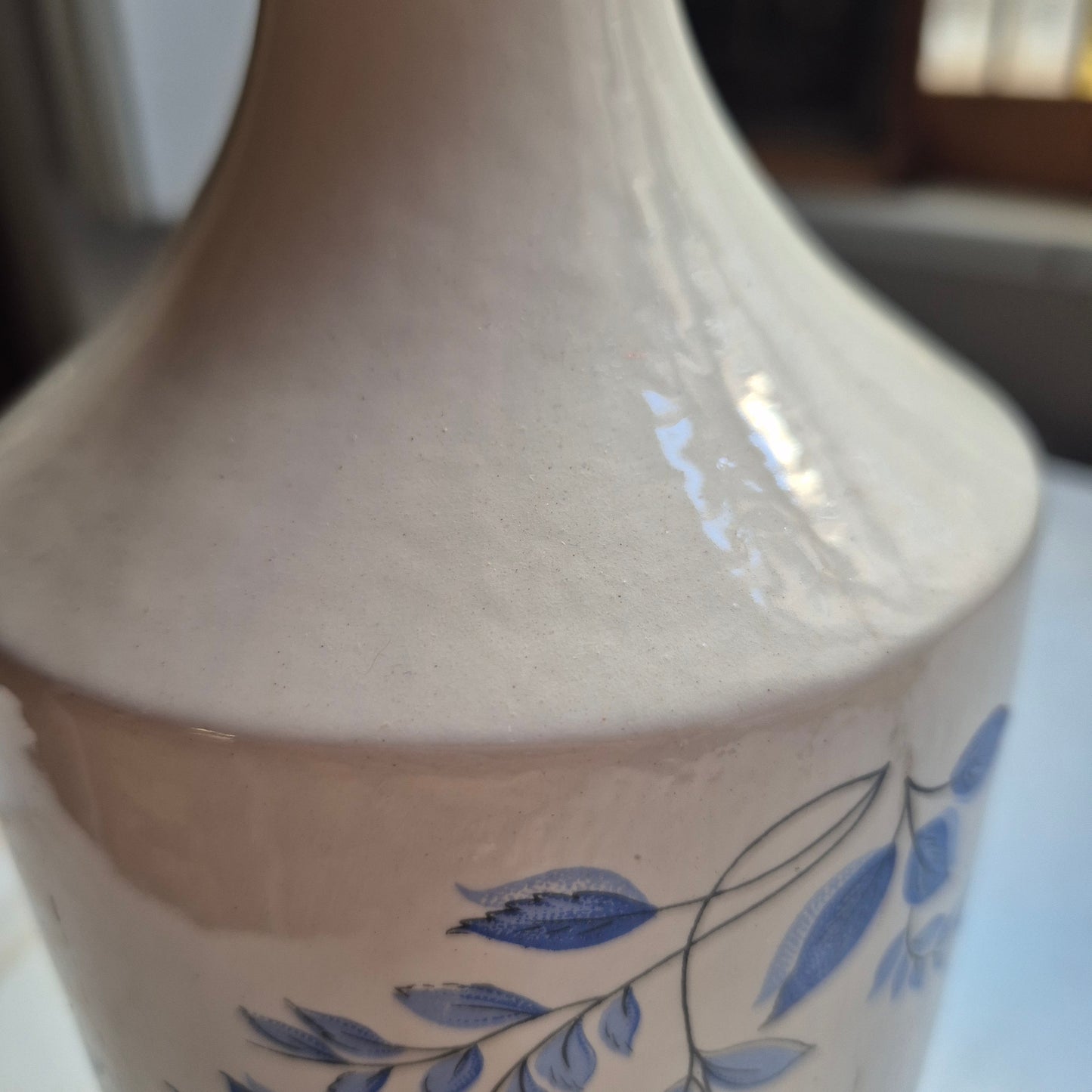 Vintage Design-Vase – Handgefertigte Keramik mit abstrakter Glasur & Relief