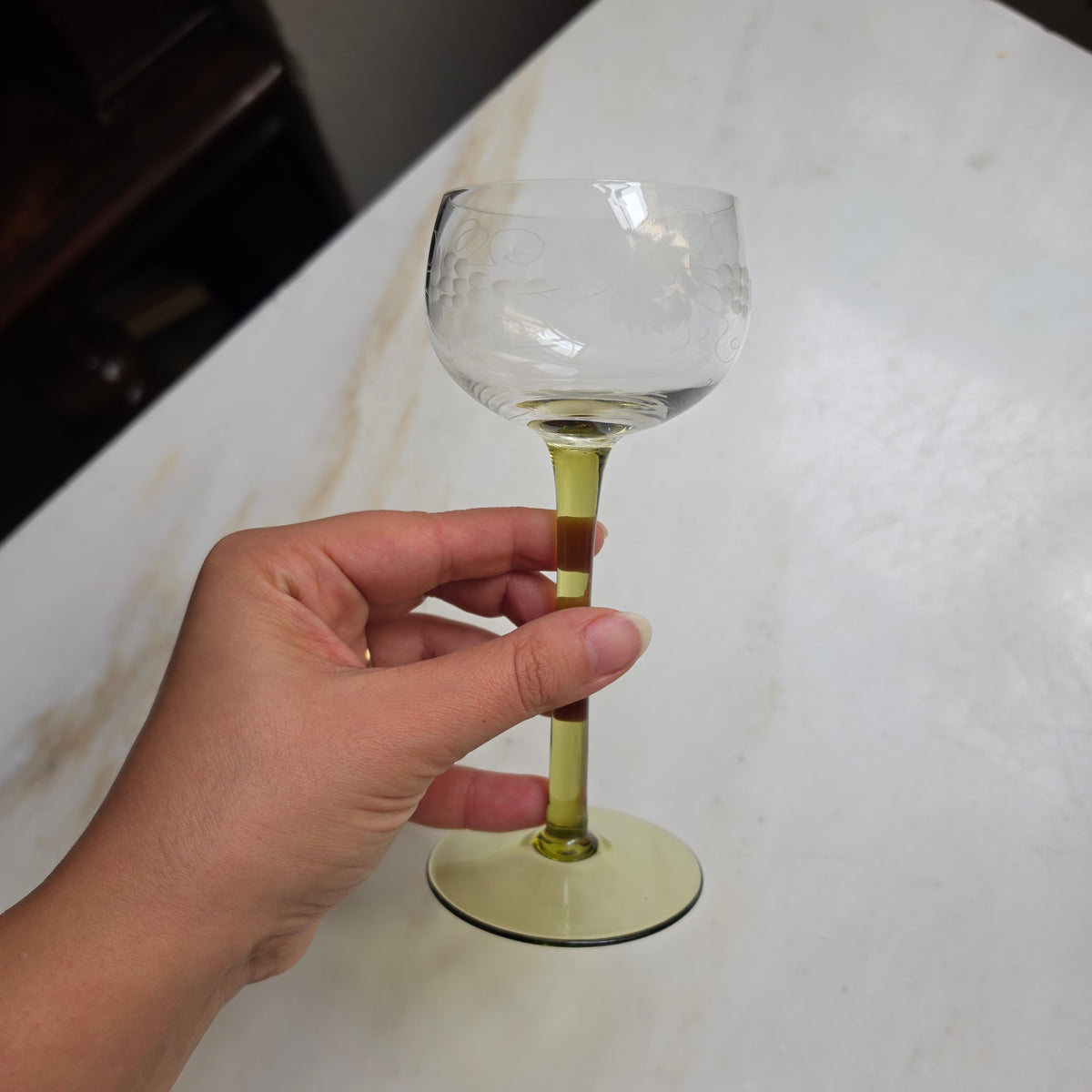 Vintage Römer Weinglas mit Gravur – Olivegrüner Stiel & Weinlaub-Schliff