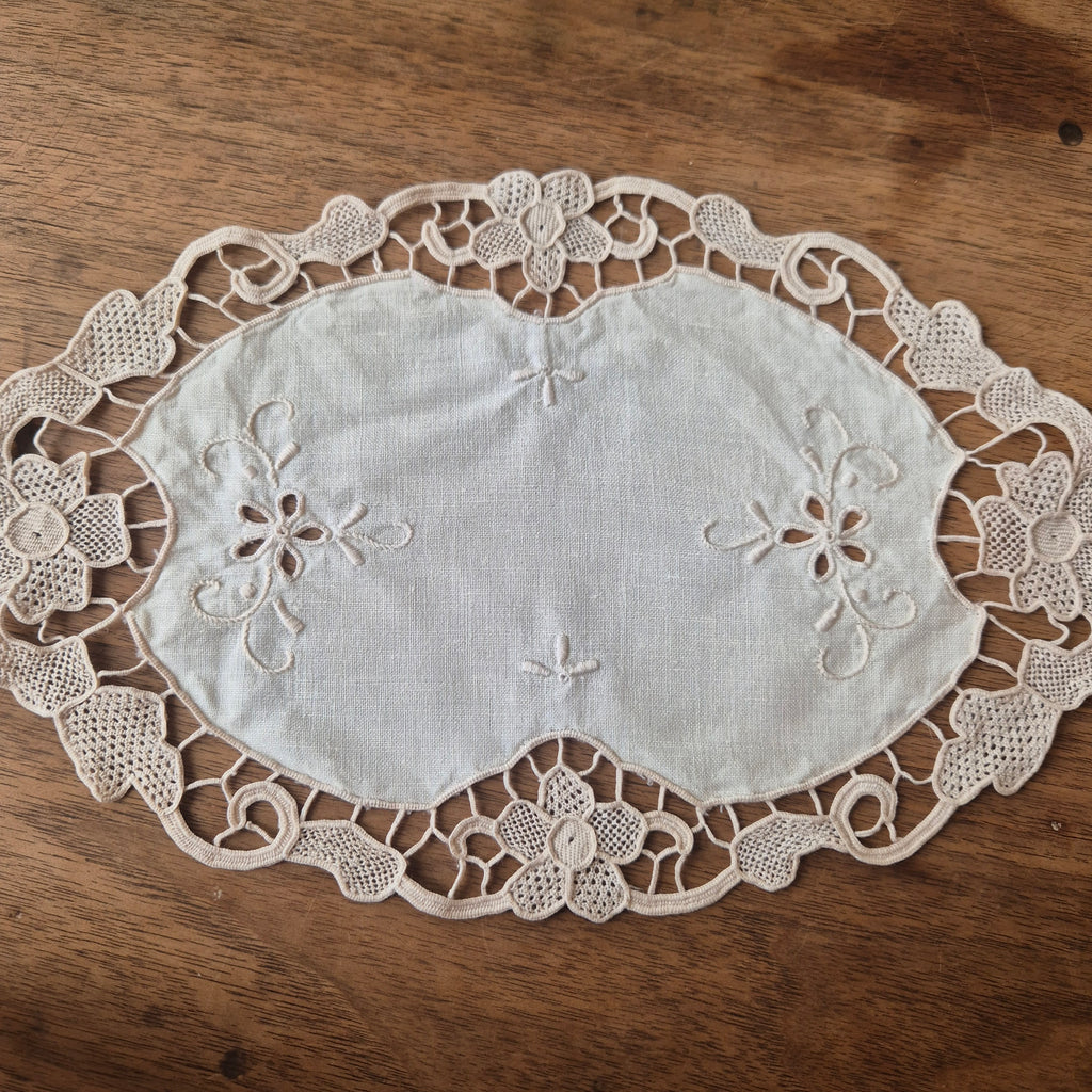 Antikes kleines Zierdeckchen beige gehäkelt geklöppelt Baumwolle 28x19cm oval