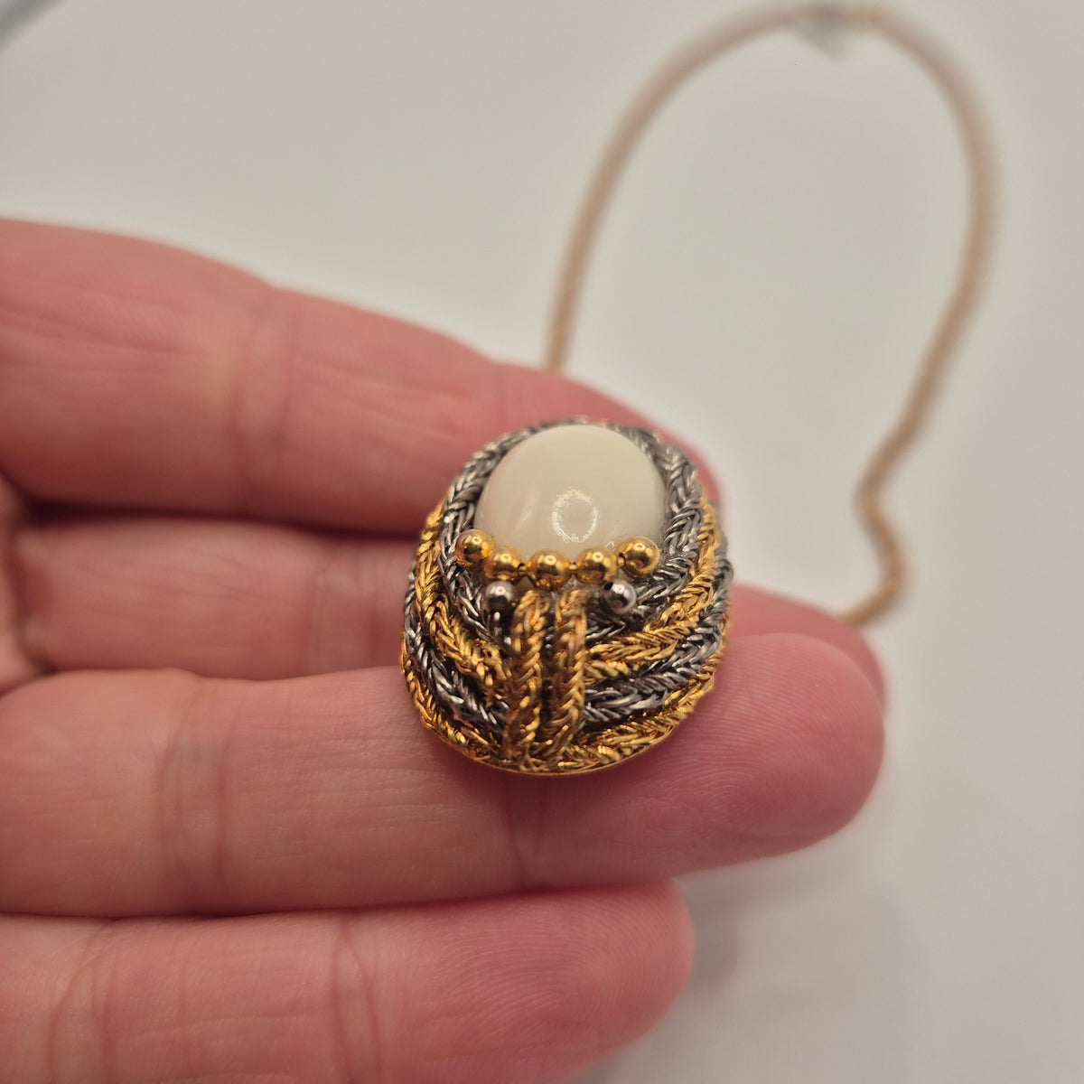 Vintage Halskette mit Anhänger edel Unikat Handmade 80er Jahre gold cremeweiß