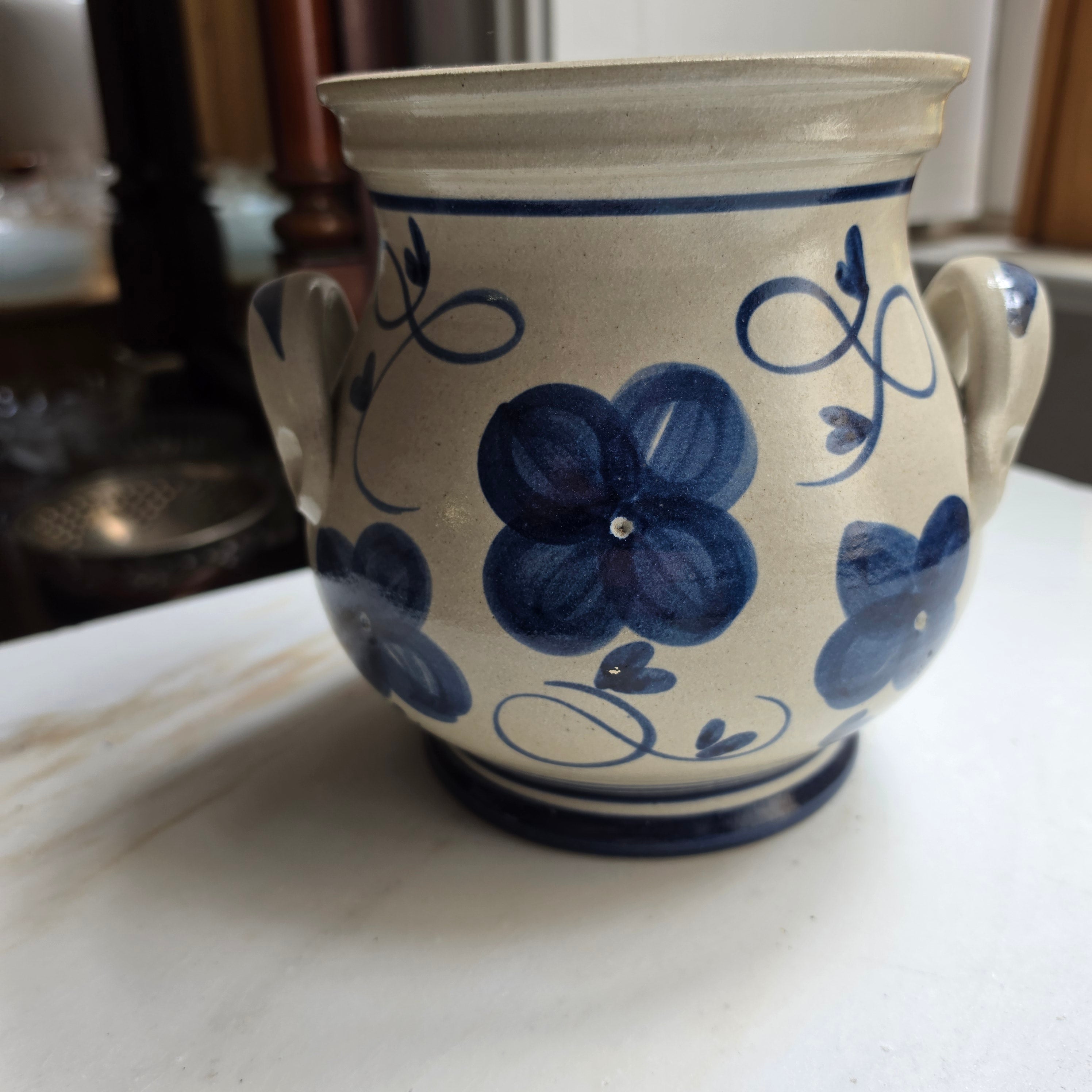 Antiker Westerwälder Schmalztopf / Steinguttopf mit Henkeln – Handgemaltes Kobaltblaues Blumenmuster – Vintage Küchendekoration Übertopf Blumentopf