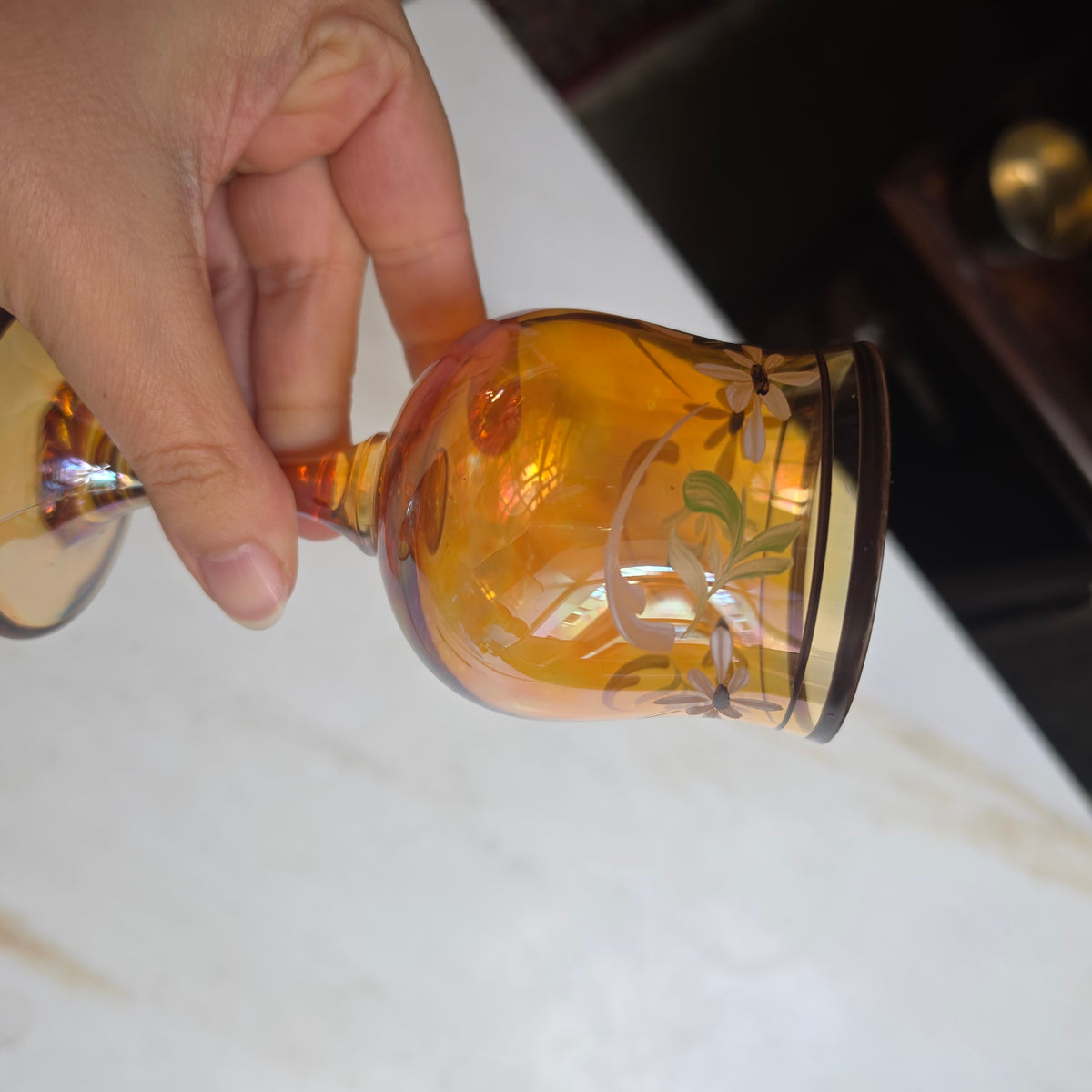 Vintage Likörglas - Likörkelch aus Bernstein-Glas – Handbemalt mit Blumenmotiv & Irisierendem Glanz