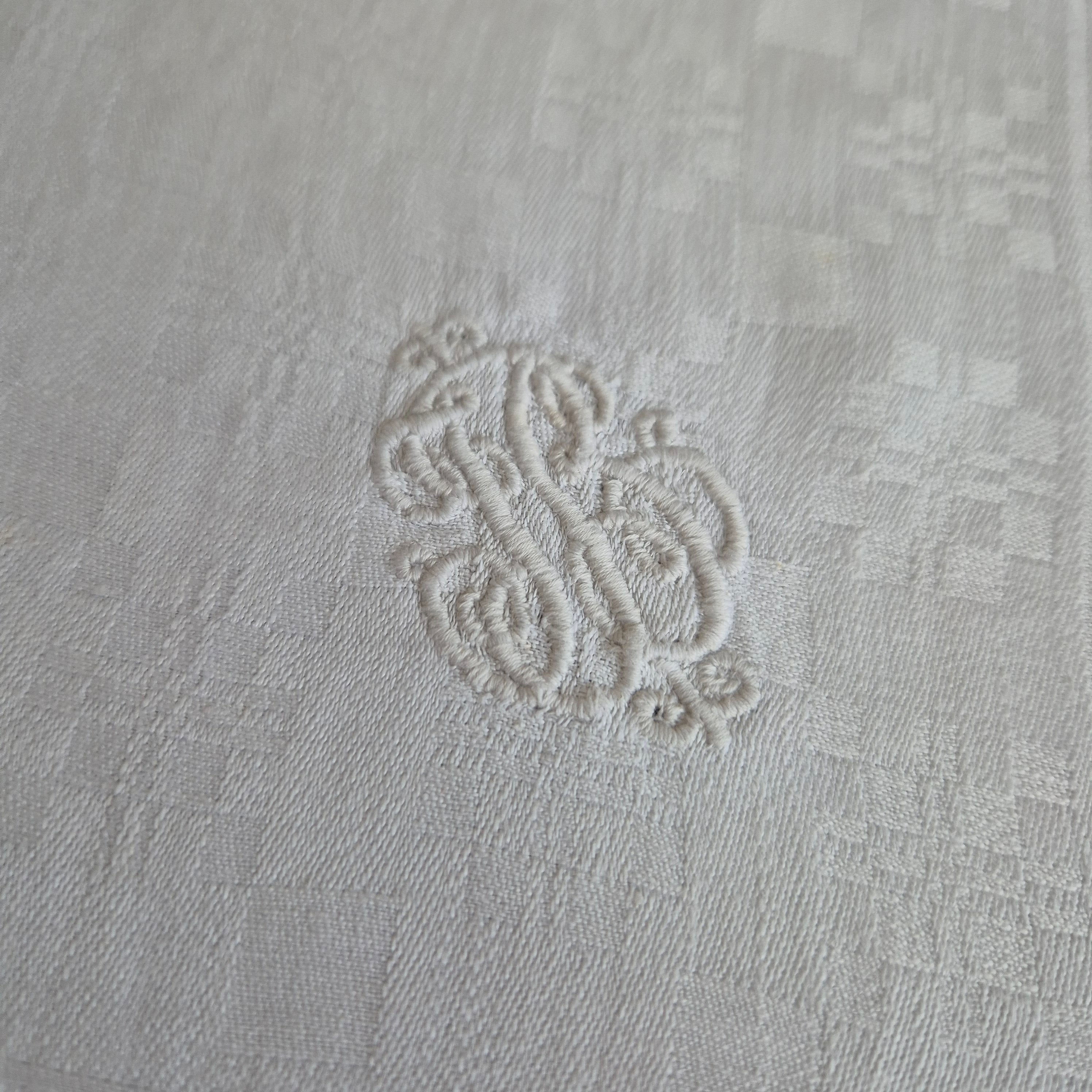 Antike Jugendstil Mitteldecke Tischdecke weiß 89x87cm Monogramm J.B. Damast Stockflecken