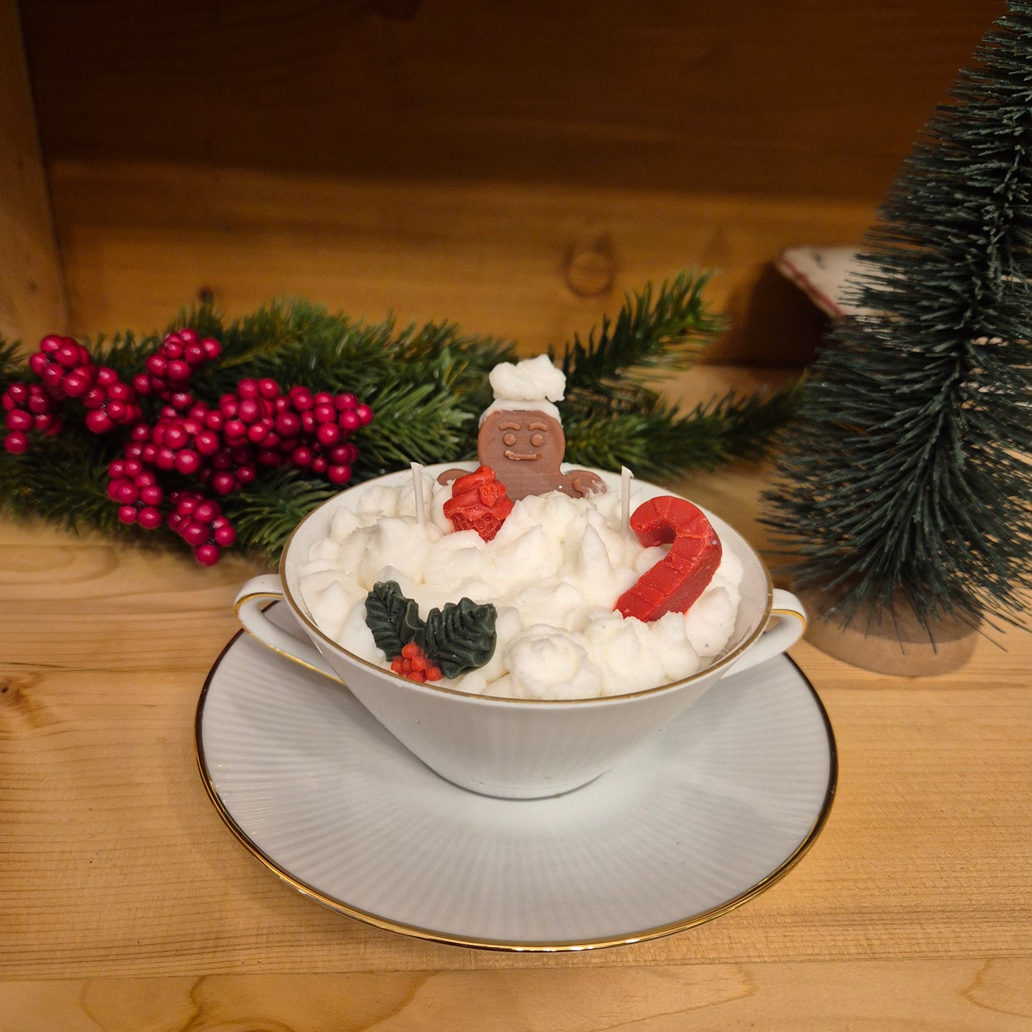 Handgemachte Sojawachskerze Weihnachtesgeschenk badender Lebkuchen Sahne Dessert in Antiker Porzellan Suppentasse von Seltmann Weiden